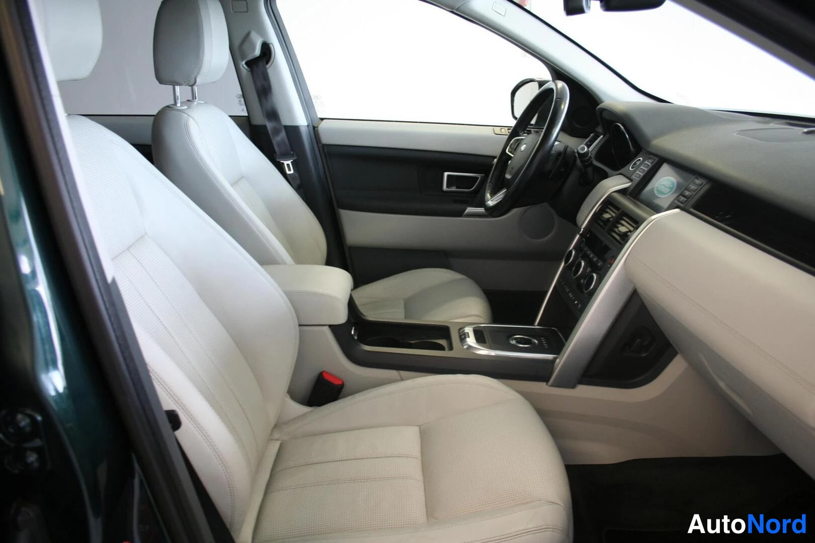Vihreä Land Rover Discovery Sport 2016, etuistuimet, kuva 15