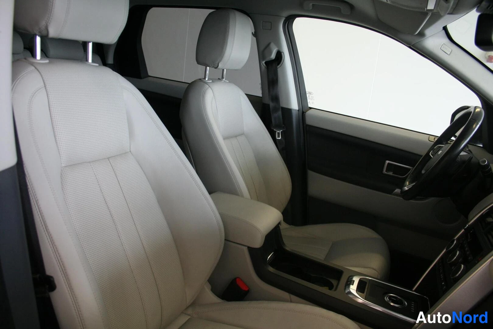 Vihreä Land Rover Discovery Sport 2016, etuistuimet, kuva 16
