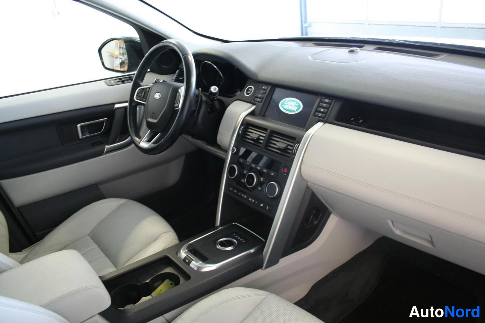 Vihreä Land Rover Discovery Sport 2016, ohjaamo, kuva 10