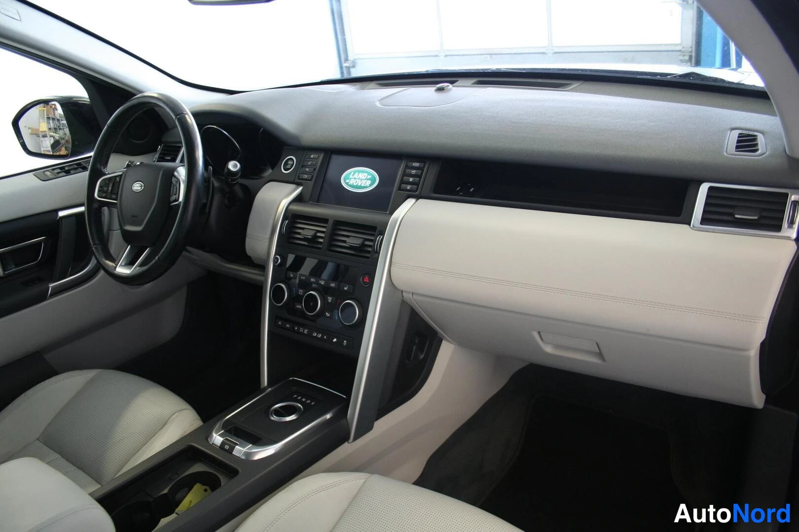 Vihreä Land Rover Discovery Sport 2016, ohjaamo, kuva 11