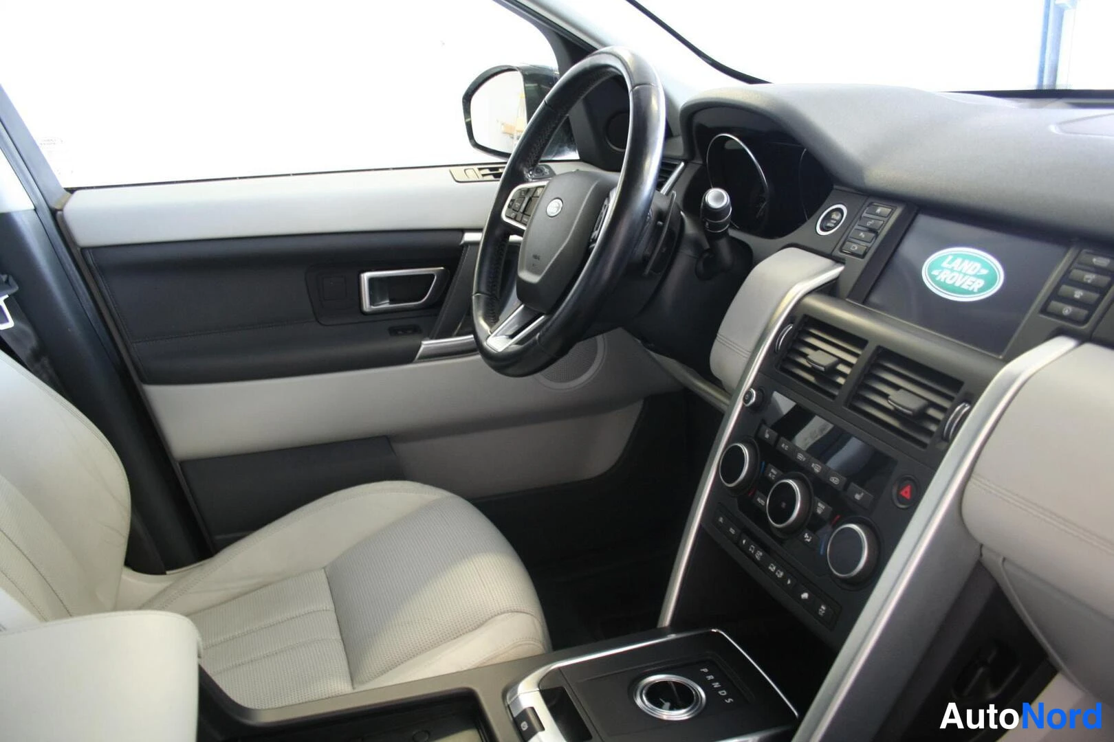 Vihreä Land Rover Discovery Sport 2016, ohjaamo, kuva 12
