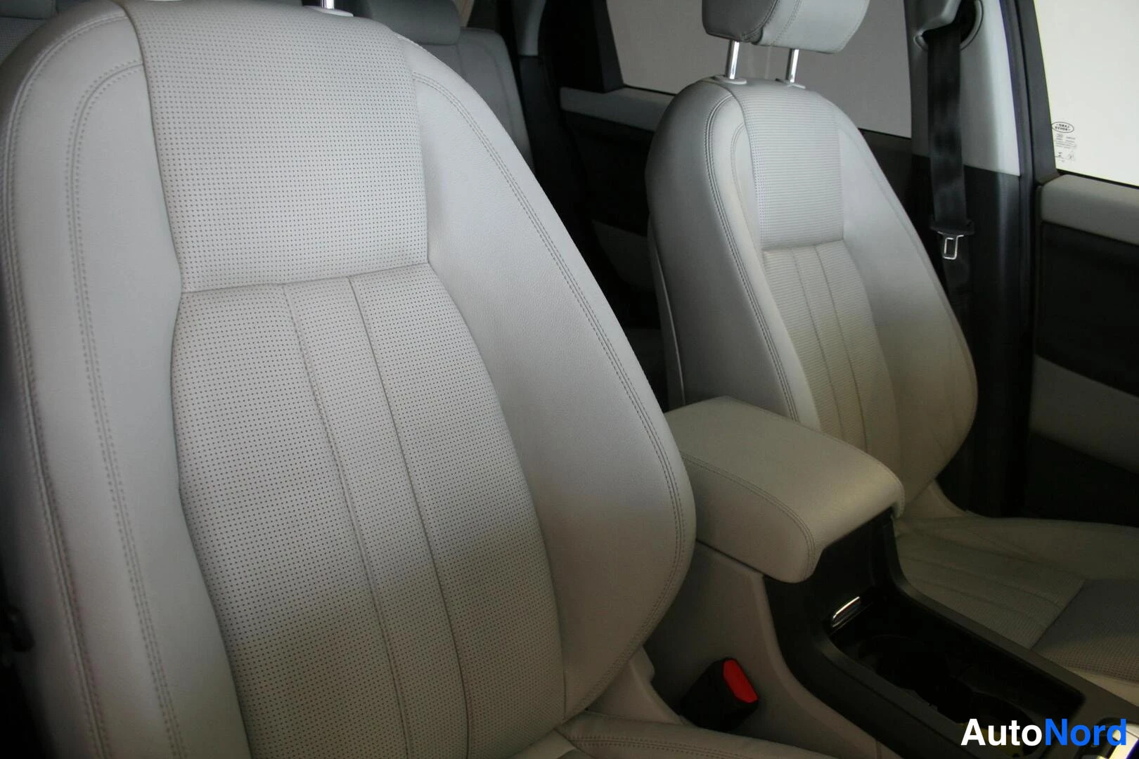 Vihreä Land Rover Discovery Sport 2016, etuistuimet, kuva 17