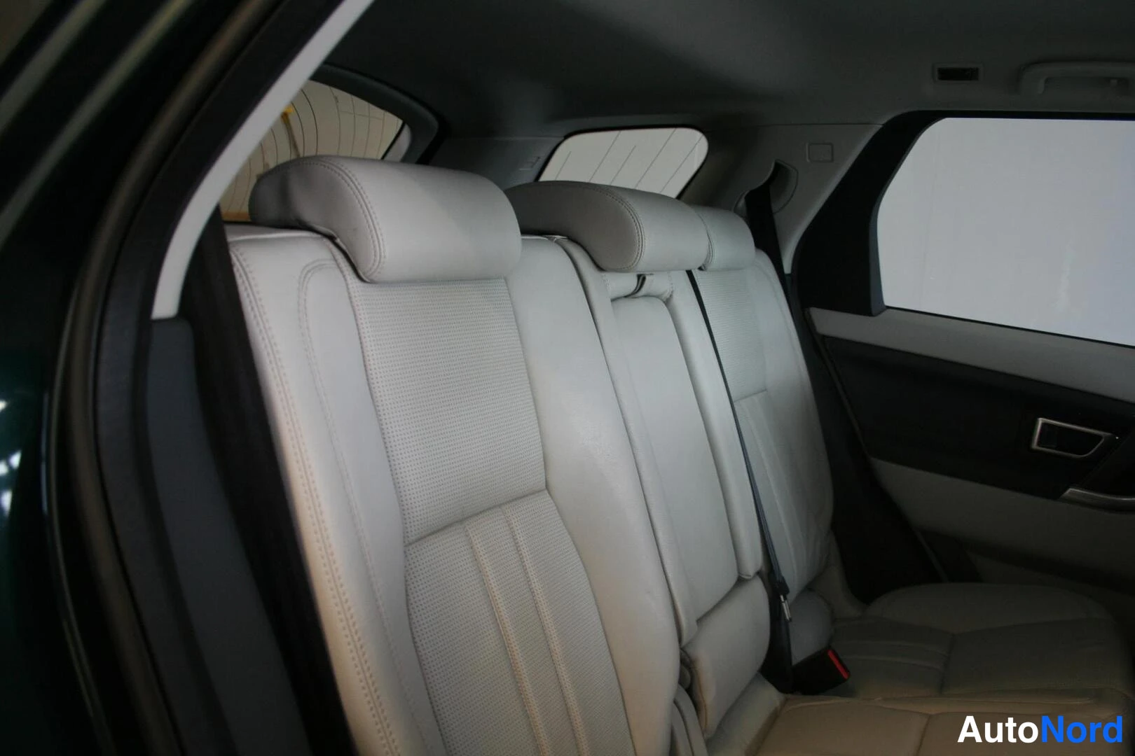 Vihreä Land Rover Discovery Sport 2016, takaistuimet, kuva 18