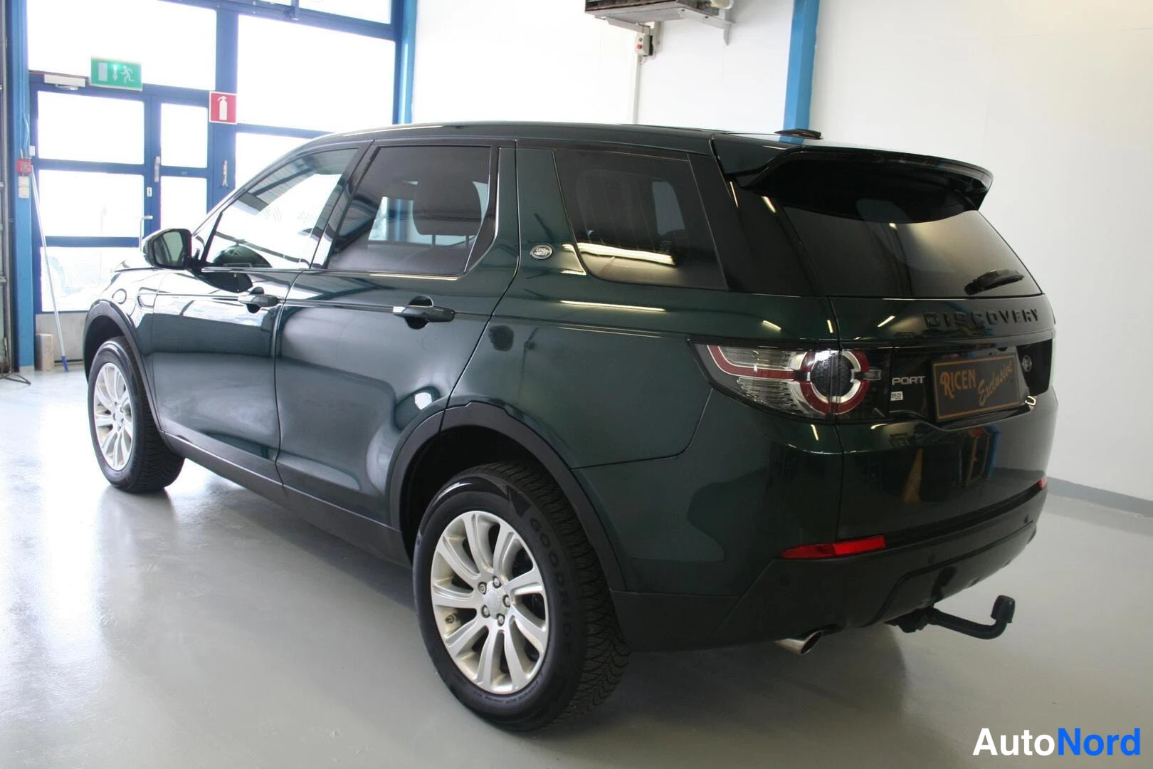 Vihreä Land Rover Discovery Sport 2016, takaviisto, kuva 4