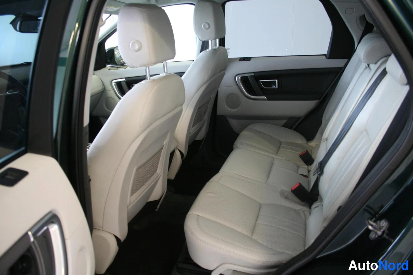 Vihreä Land Rover Discovery Sport 2016, takaistuimet, kuva 19