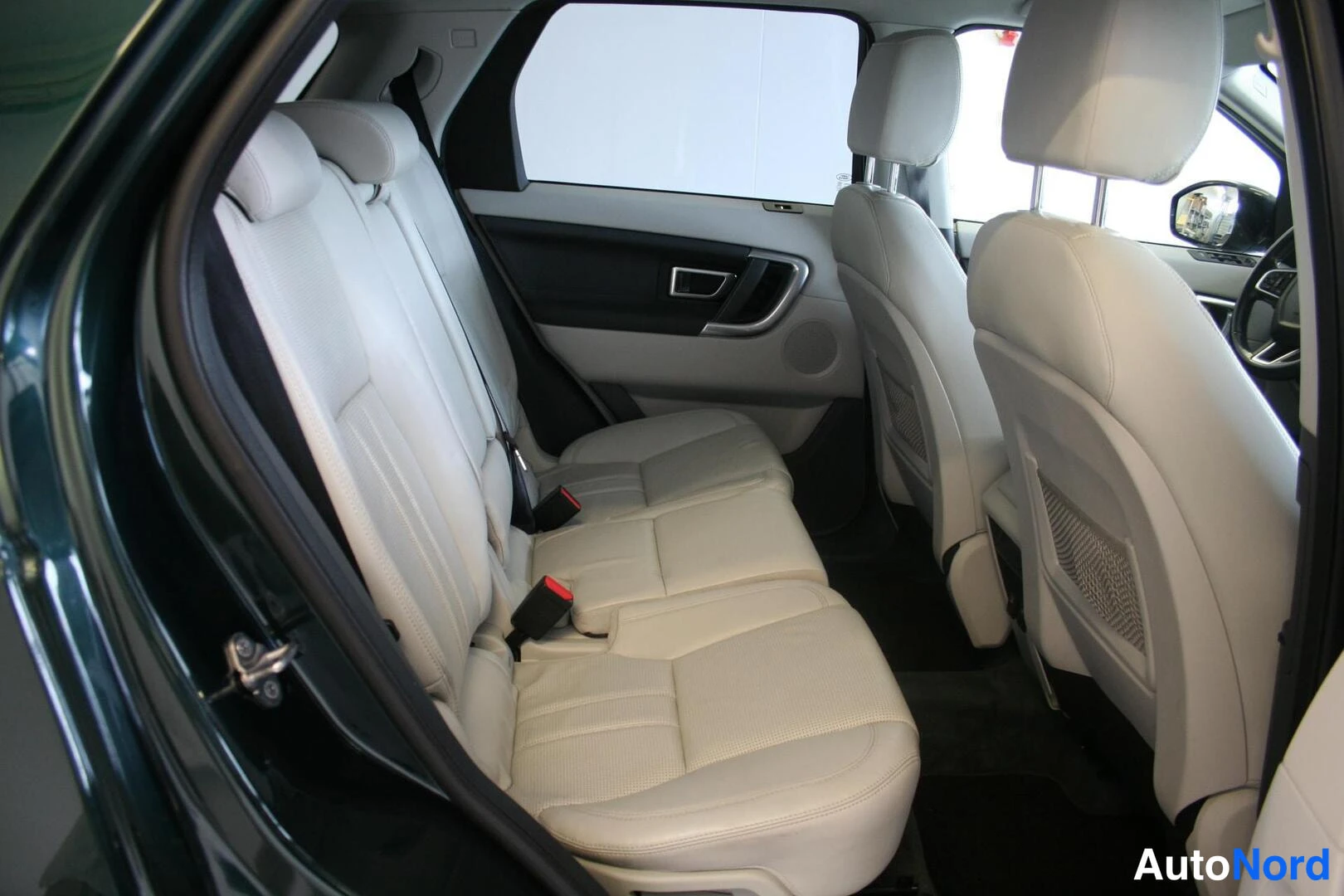 Vihreä Land Rover Discovery Sport 2016, takaistuimet, kuva 21