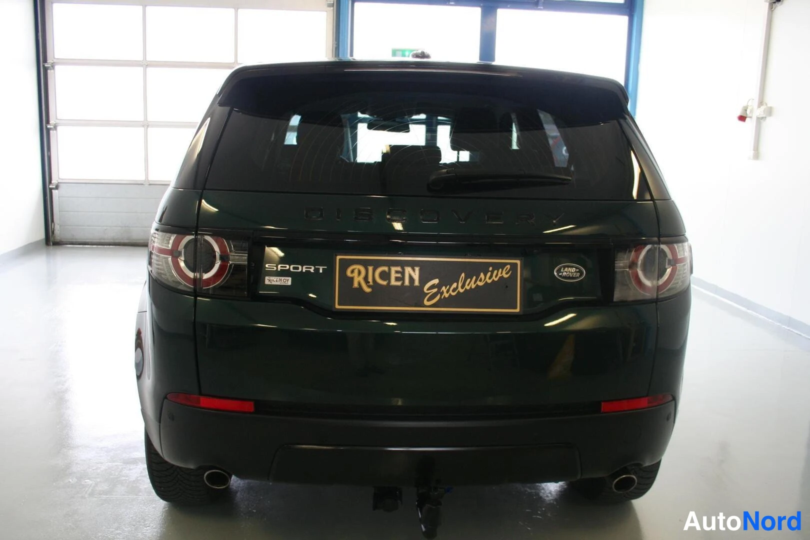 Vihreä Land Rover Discovery Sport 2016, takaa, kuva 5