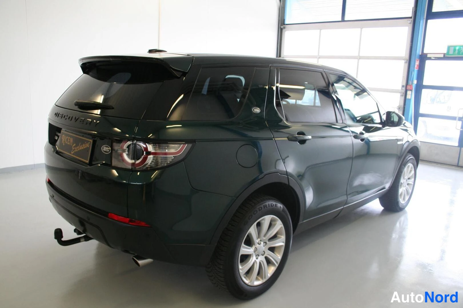 Vihreä Land Rover Discovery Sport 2016, takaviisto, kuva 3