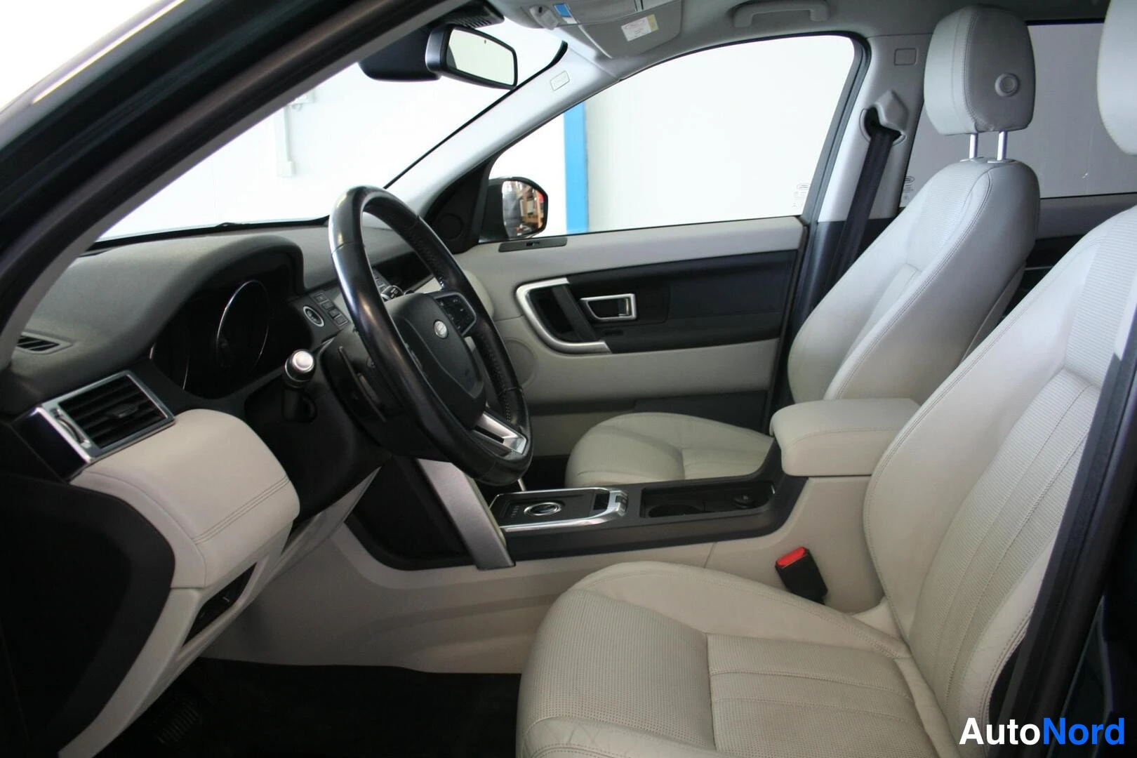 Vihreä Land Rover Discovery Sport 2016, ohjaamo, kuva 6