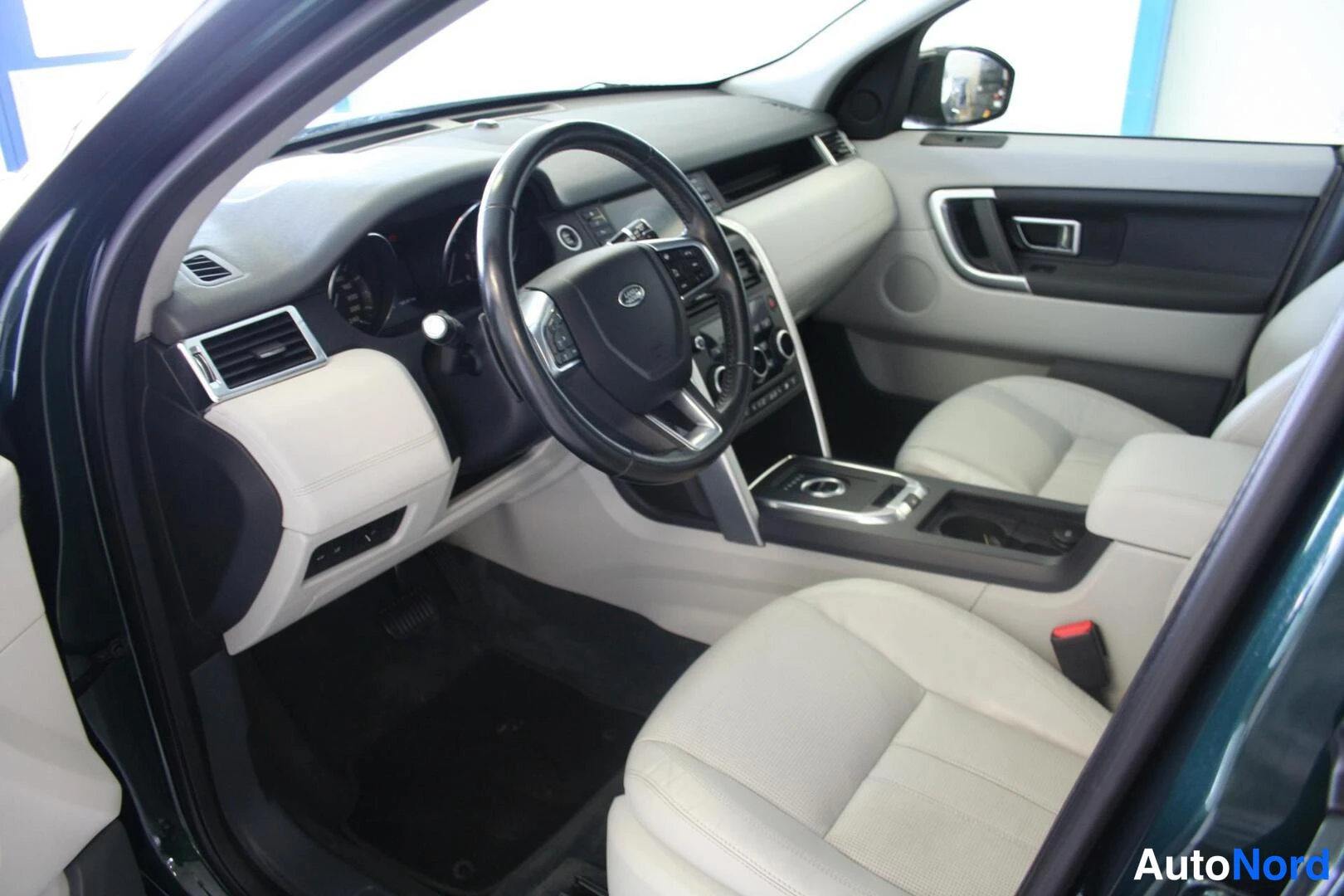 Vihreä Land Rover Discovery Sport 2016, ohjaamo, kuva 7