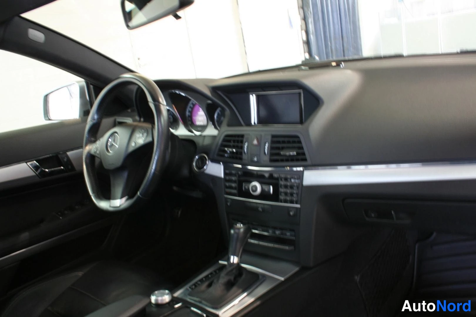 Hopea Mercedes-Benz 220 E 2011, ohjaamo, kuva 13
