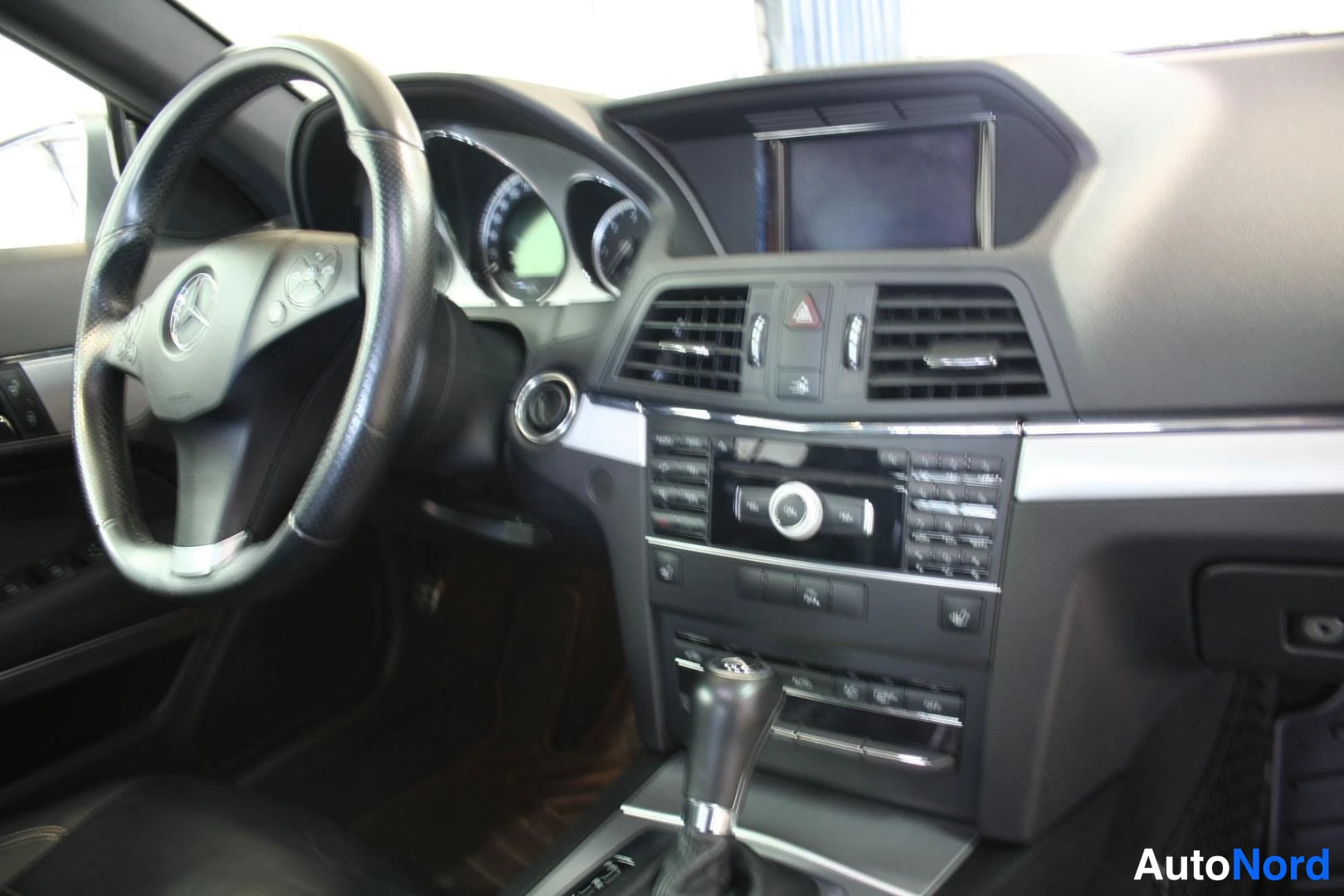 Hopea Mercedes-Benz 220 E 2011, ohjaamo, kuva 14
