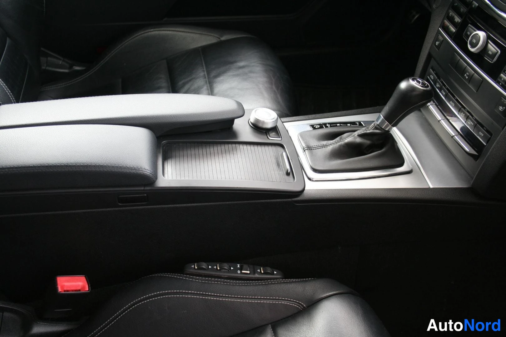 Hopea Mercedes-Benz 220 E 2011, yksityiskohta, kuva 25