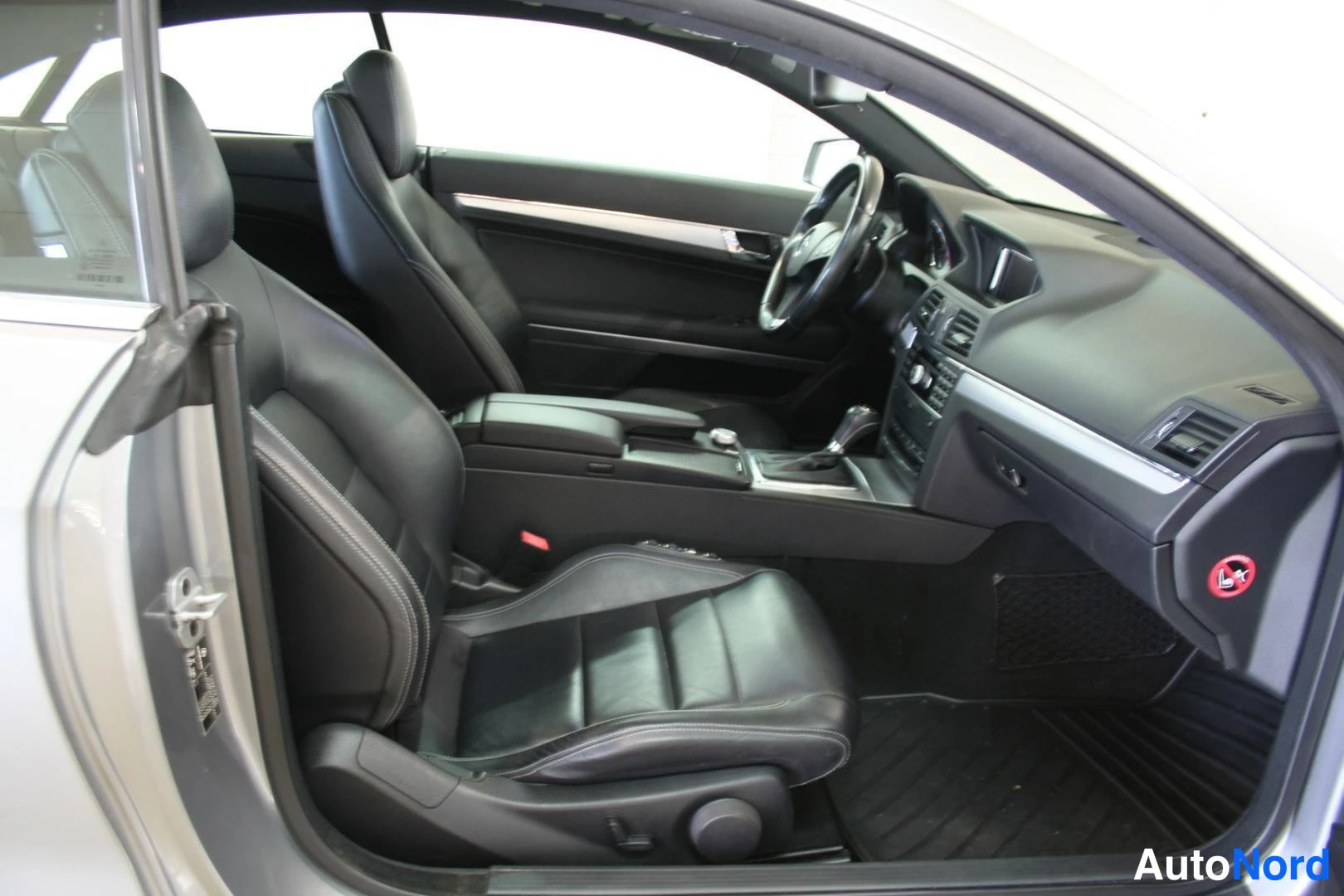 Hopea Mercedes-Benz 220 E 2011, etuistuimet, kuva 17