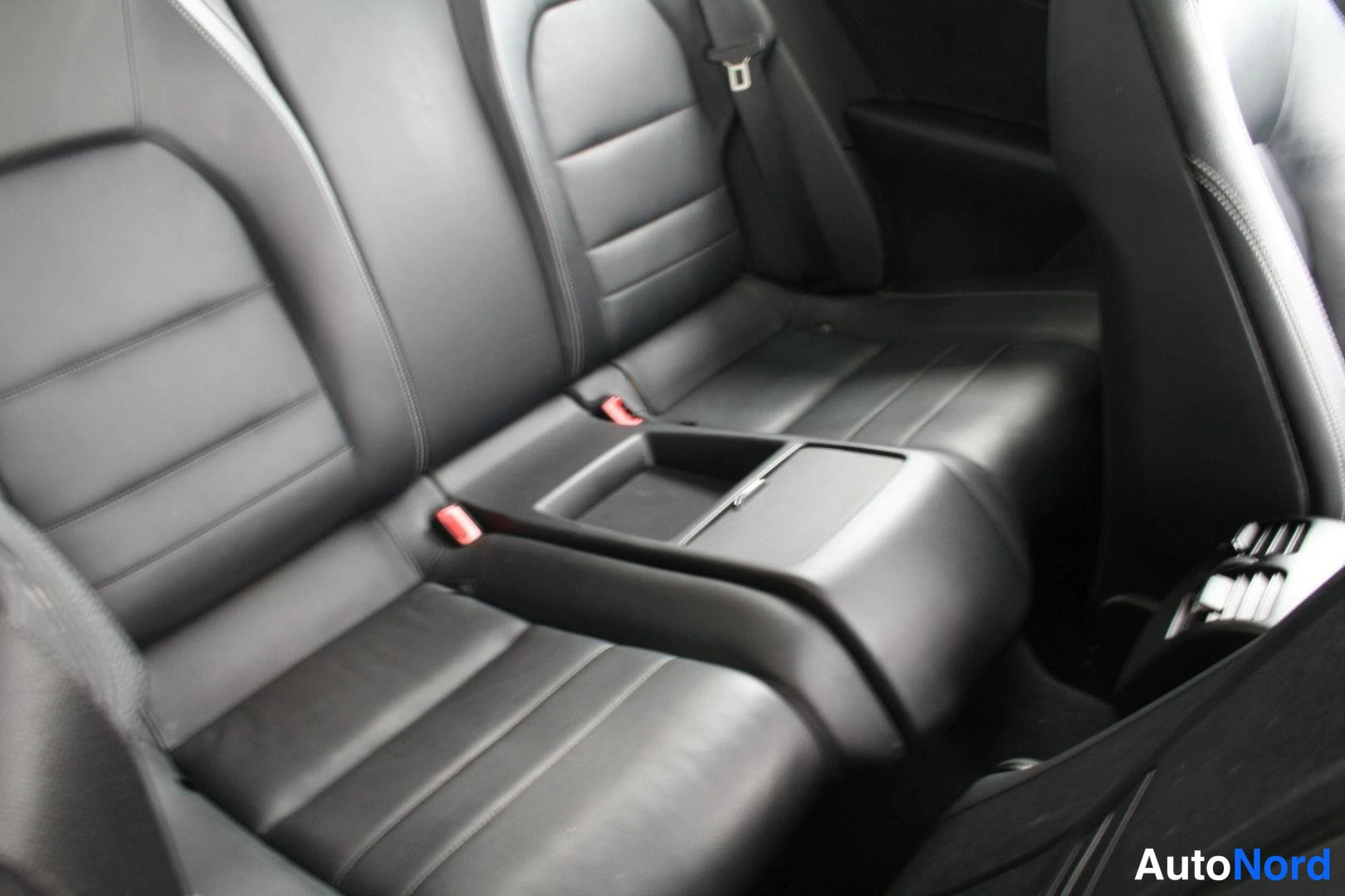 Hopea Mercedes-Benz 220 E 2011, takaistuimet, kuva 21