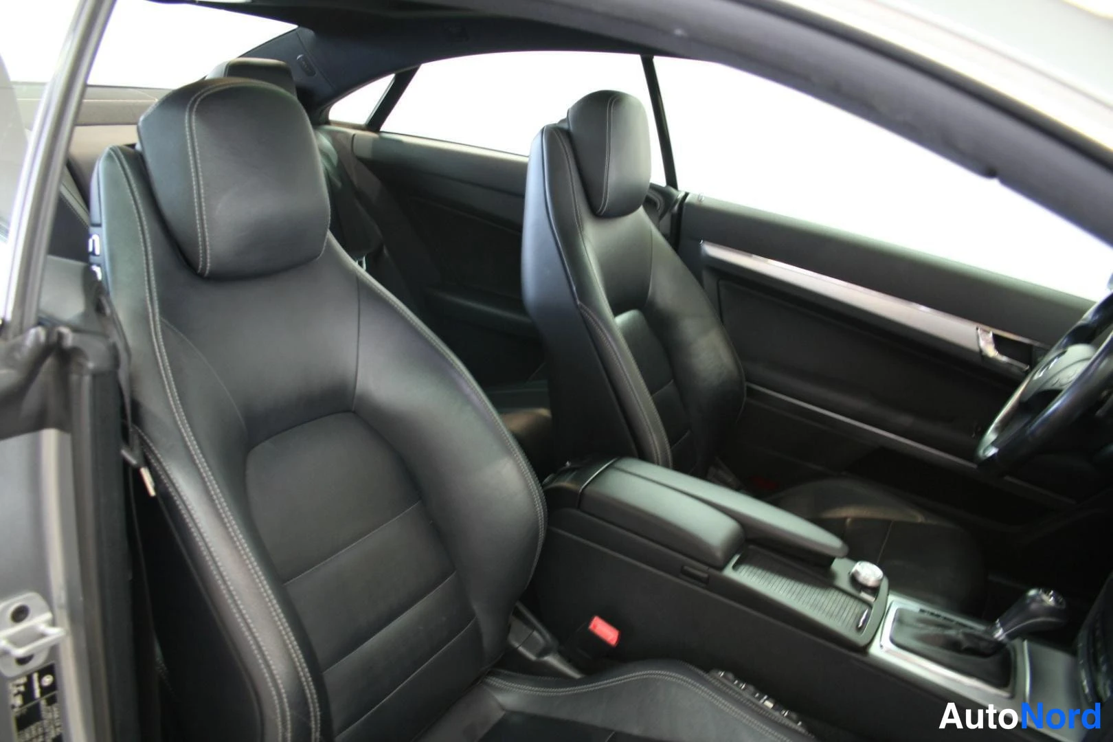 Hopea Mercedes-Benz 220 E 2011, etuistuimet, kuva 18