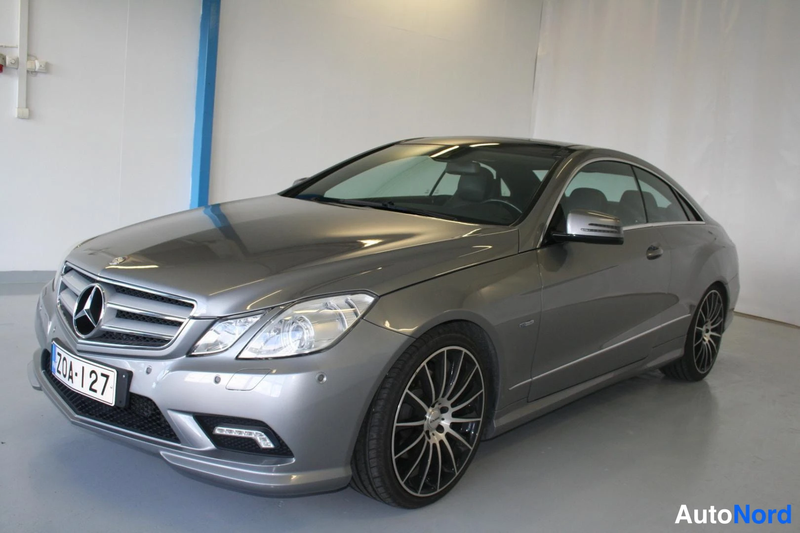 Hopea Mercedes-Benz 220 E 2011, etuviisto, keula vasemmalle, kuva 2