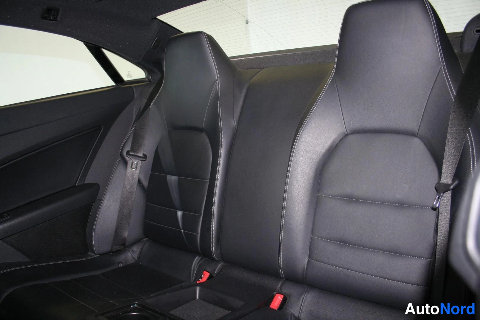 Hopea Mercedes-Benz 220 E 2011, takaistuimet, kuva 23