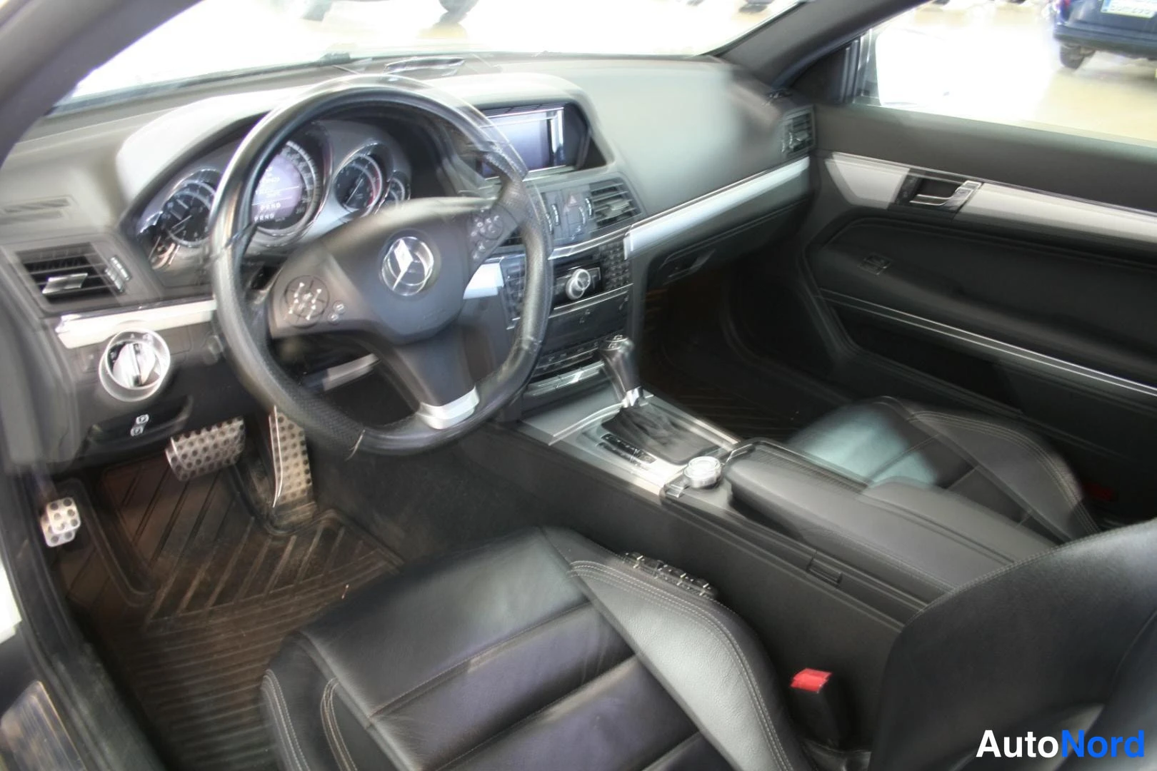 Hopea Mercedes-Benz 220 E 2011, ohjaamo, kuva 15
