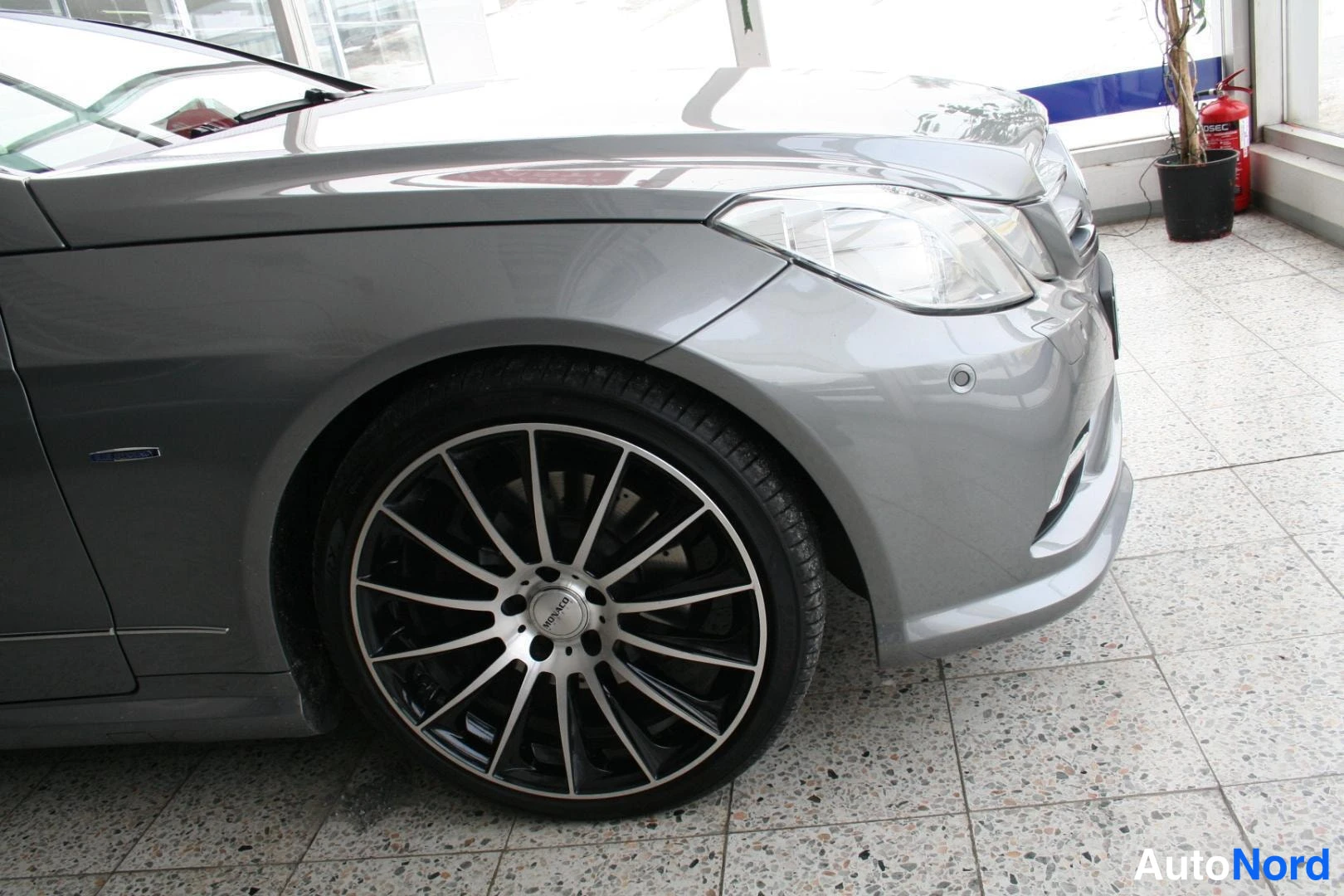 Hopea Mercedes-Benz 220 E 2011, etuviisto, keula oikealle, kuva 5