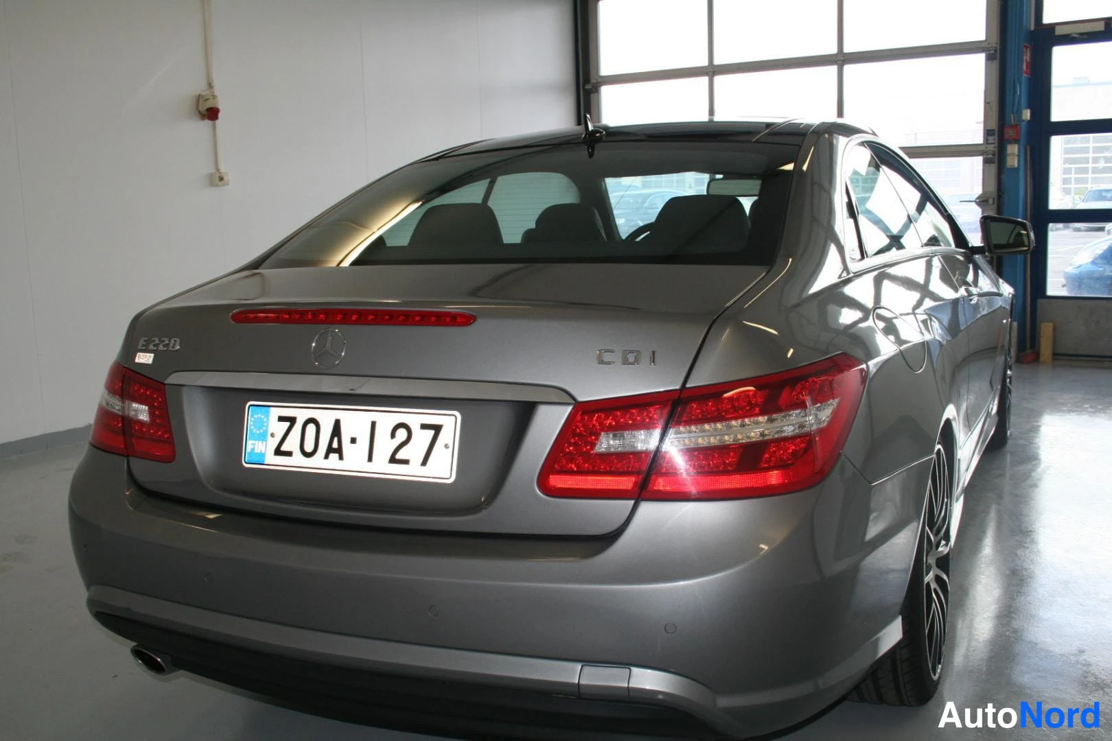 Hopea Mercedes-Benz 220 E 2011, takaa, kuva 10