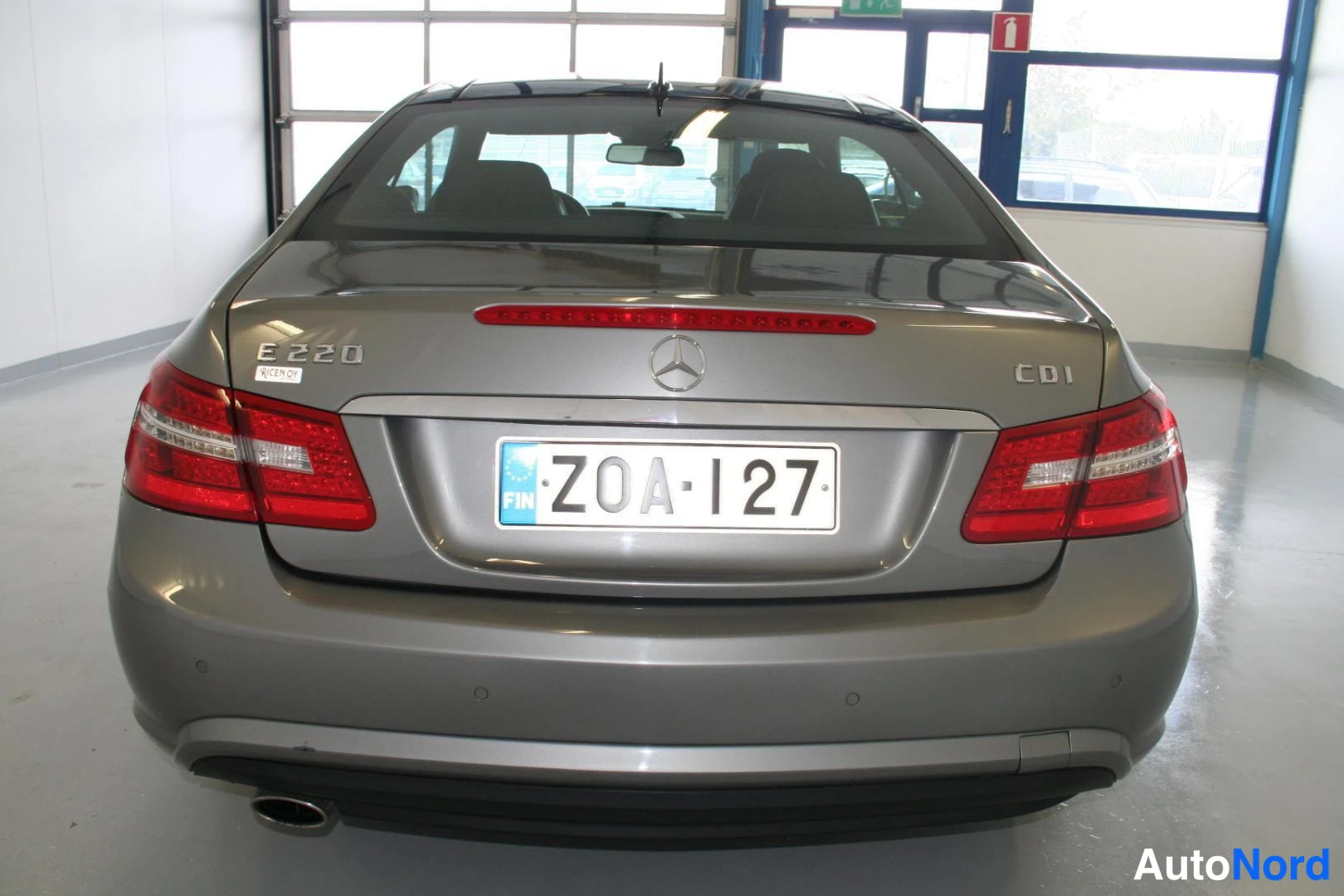 Hopea Mercedes-Benz 220 E 2011, takaa, kuva 11