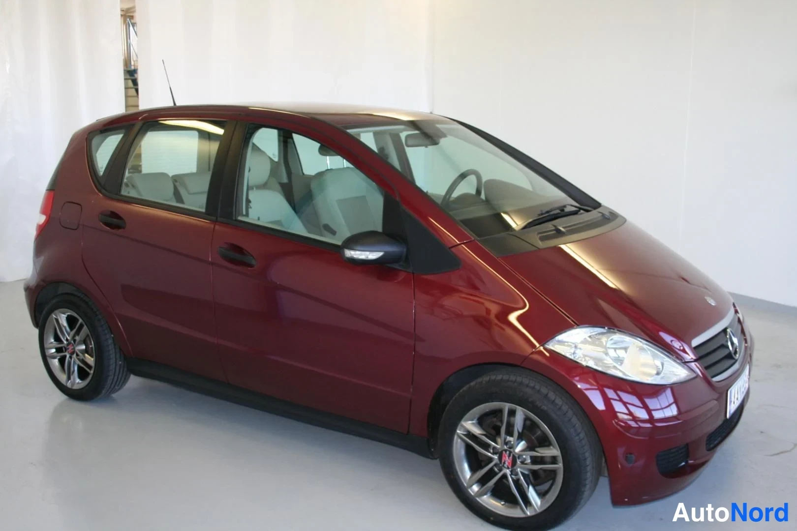 Punainen Mercedes-Benz A 150 2007, etuviisto, keula oikealle, kuva 4