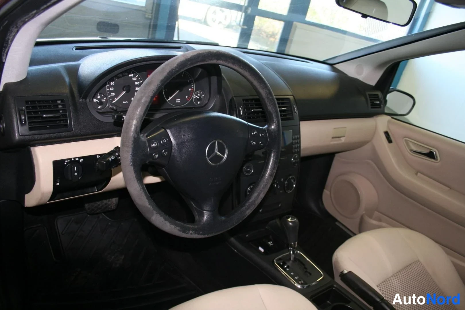 Punainen Mercedes-Benz A 150 2007, ohjaamo, kuva 9