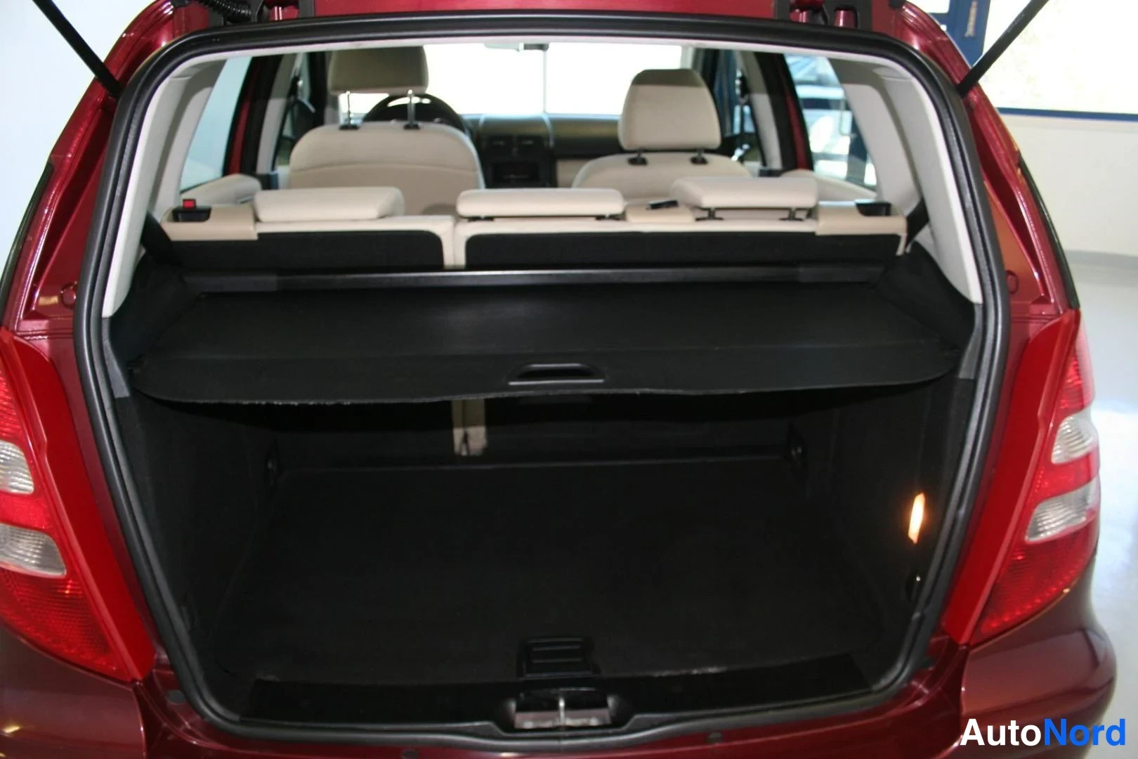 Punainen Mercedes-Benz A 150 2007, tavaratila, kuva 15