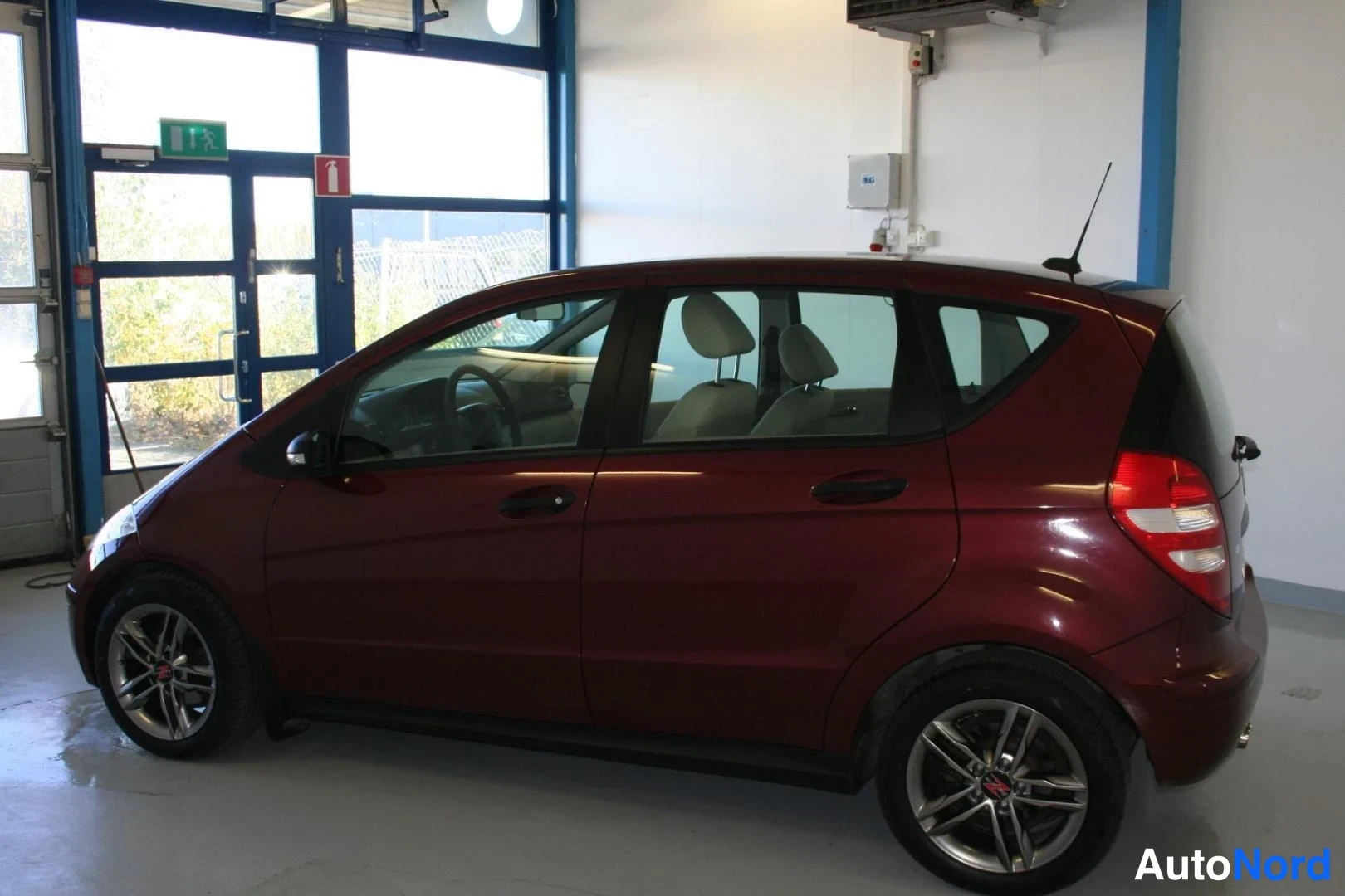 Punainen Mercedes-Benz A 150 2007, etuviisto, keula vasemmalle, kuva 2