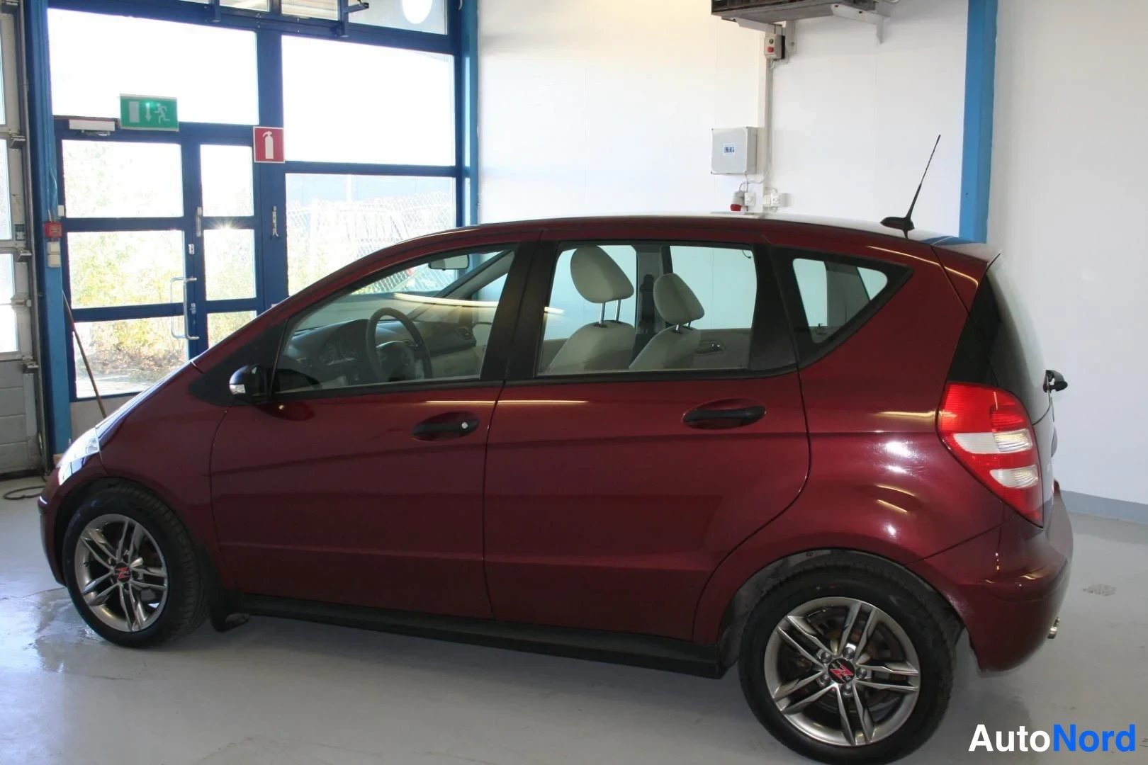 Punainen Mercedes-Benz A 150 2007, etuviisto, keula vasemmalle, kuva 3