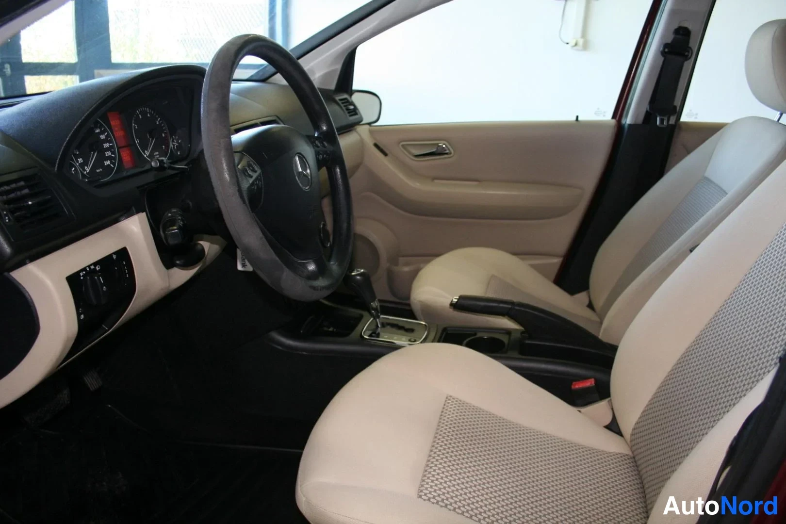 Punainen Mercedes-Benz A 150 2007, ohjaamo, kuva 8
