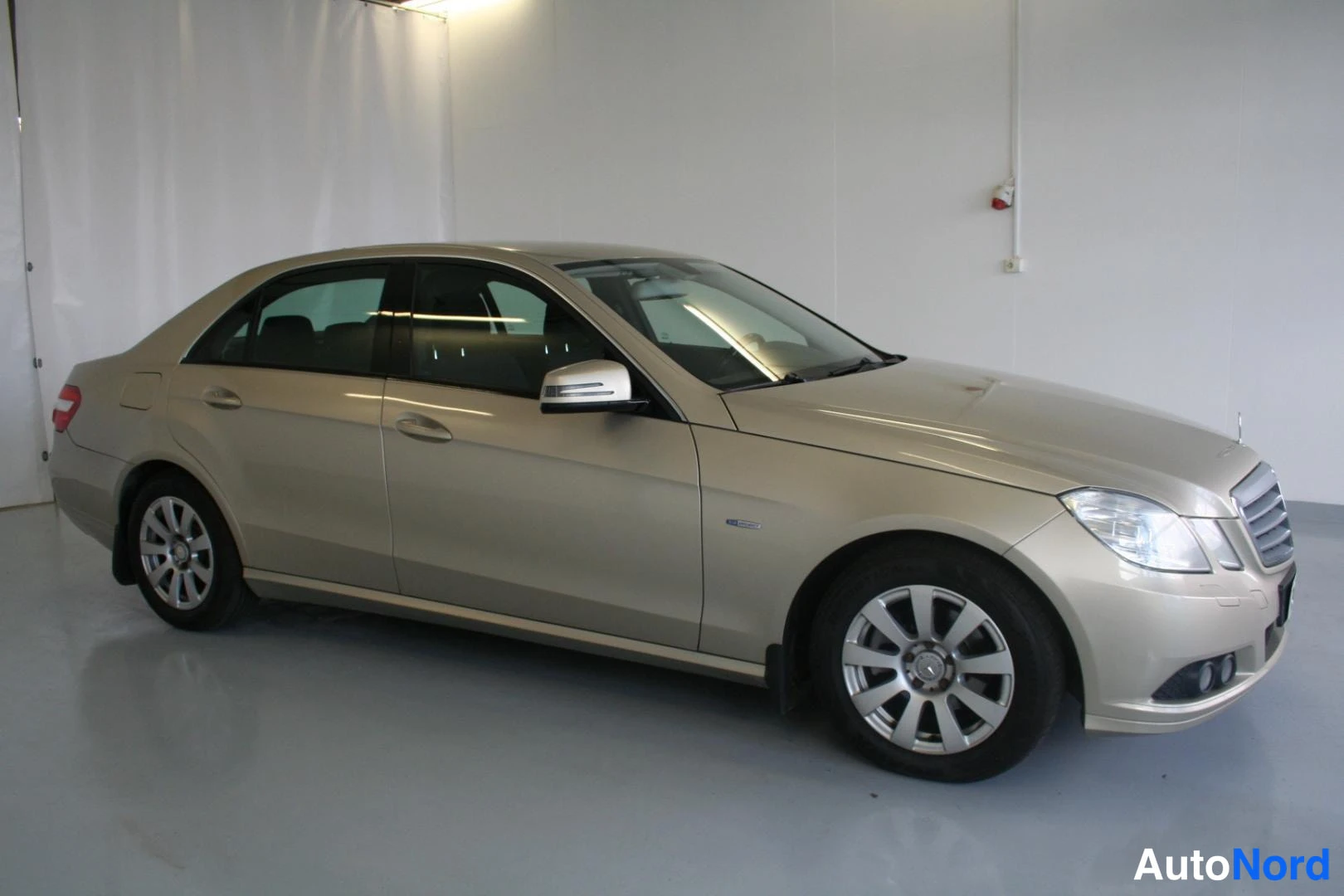 Beige Mercedes-Benz E 200 CDI 2010, etuviisto, keula oikealle, kuva 3