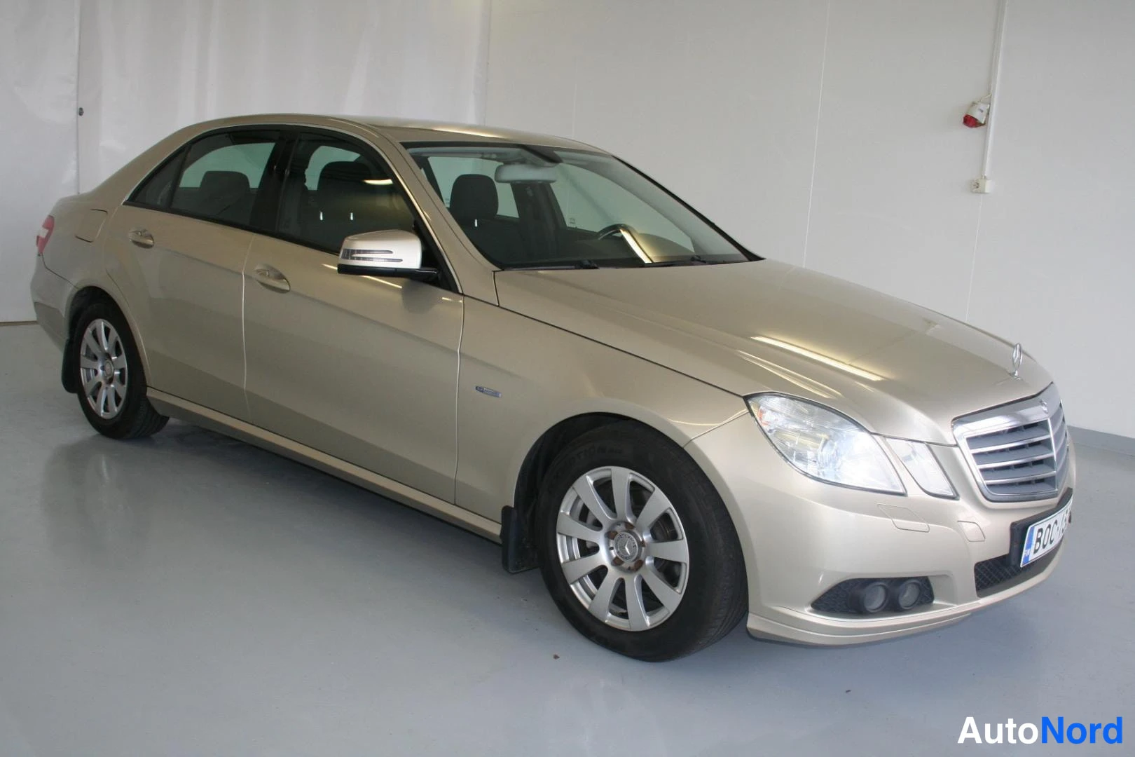 Beige Mercedes-Benz E 200 CDI 2010, etuviisto, keula oikealle, kuva 4