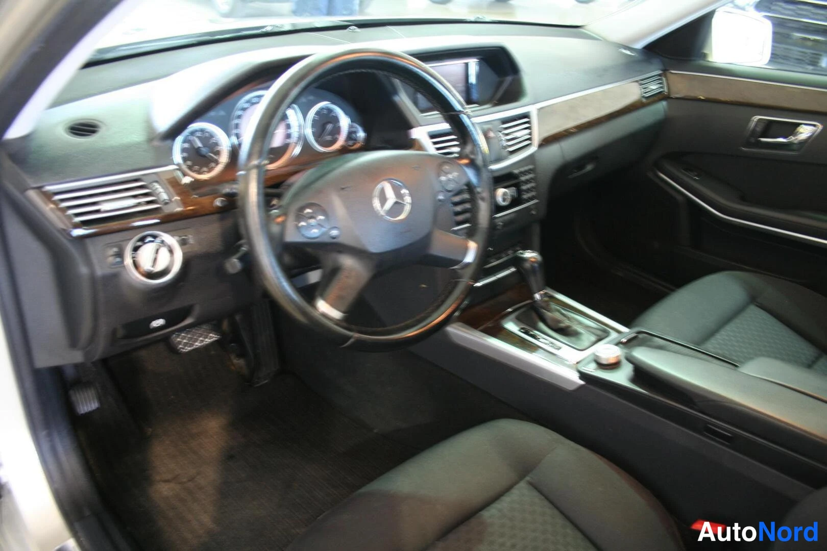 Beige Mercedes-Benz E 200 CDI 2010, ohjaamo, kuva 11