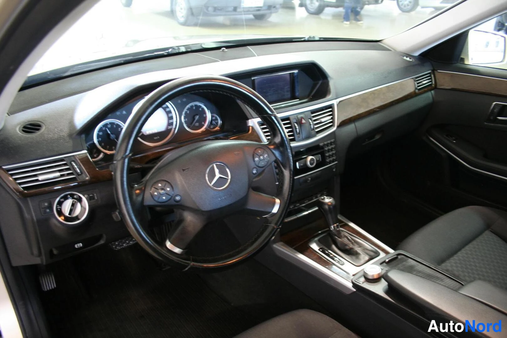 Beige Mercedes-Benz E 200 CDI 2010, ohjaamo, kuva 12