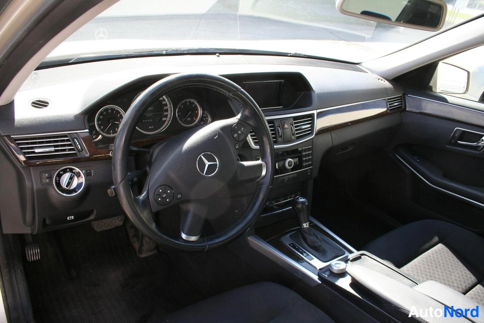 Beige Mercedes-Benz E 200 CDI 2010, ohjaamo, kuva 13