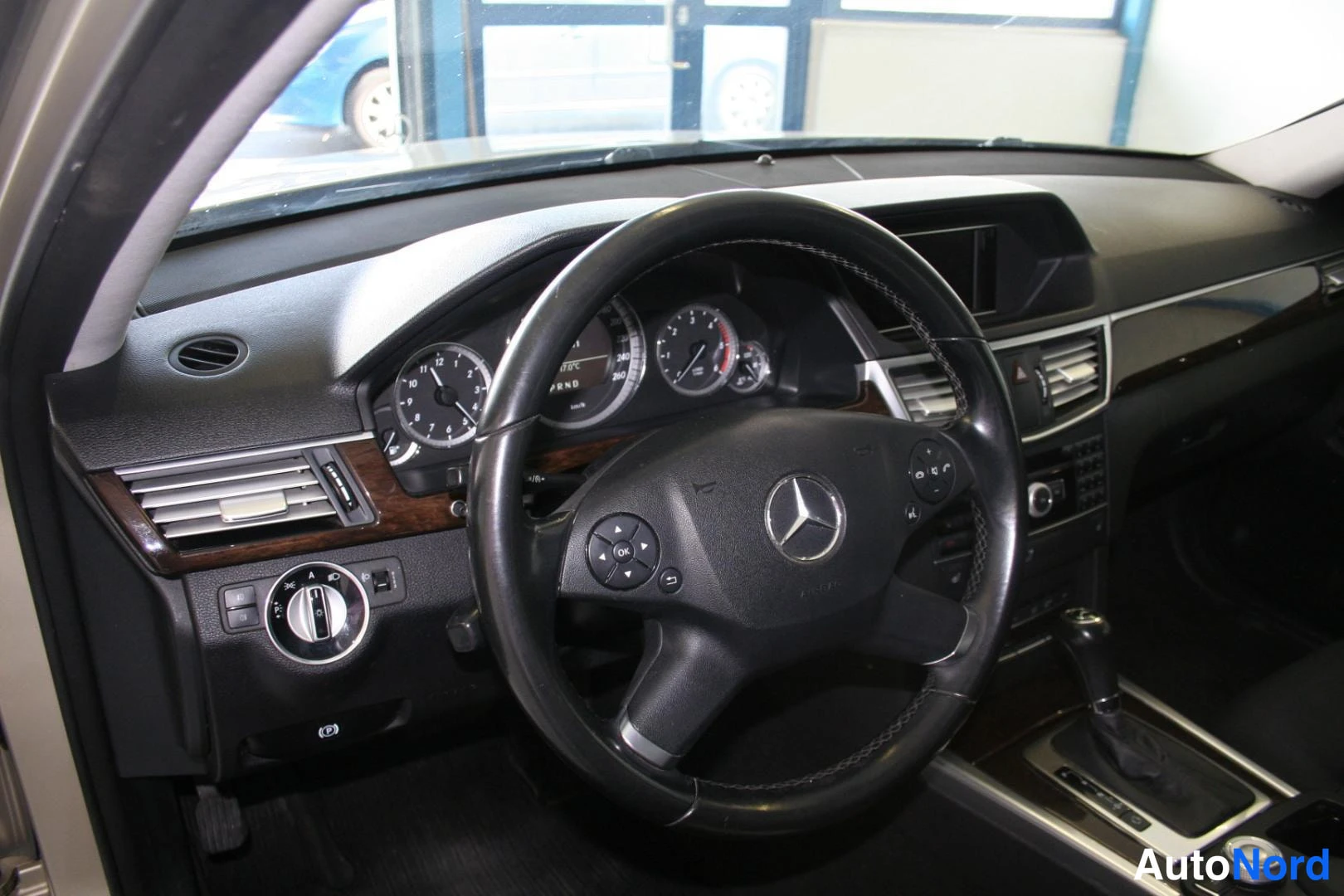 Beige Mercedes-Benz E 200 CDI 2010, ohjaamo, kuva 14