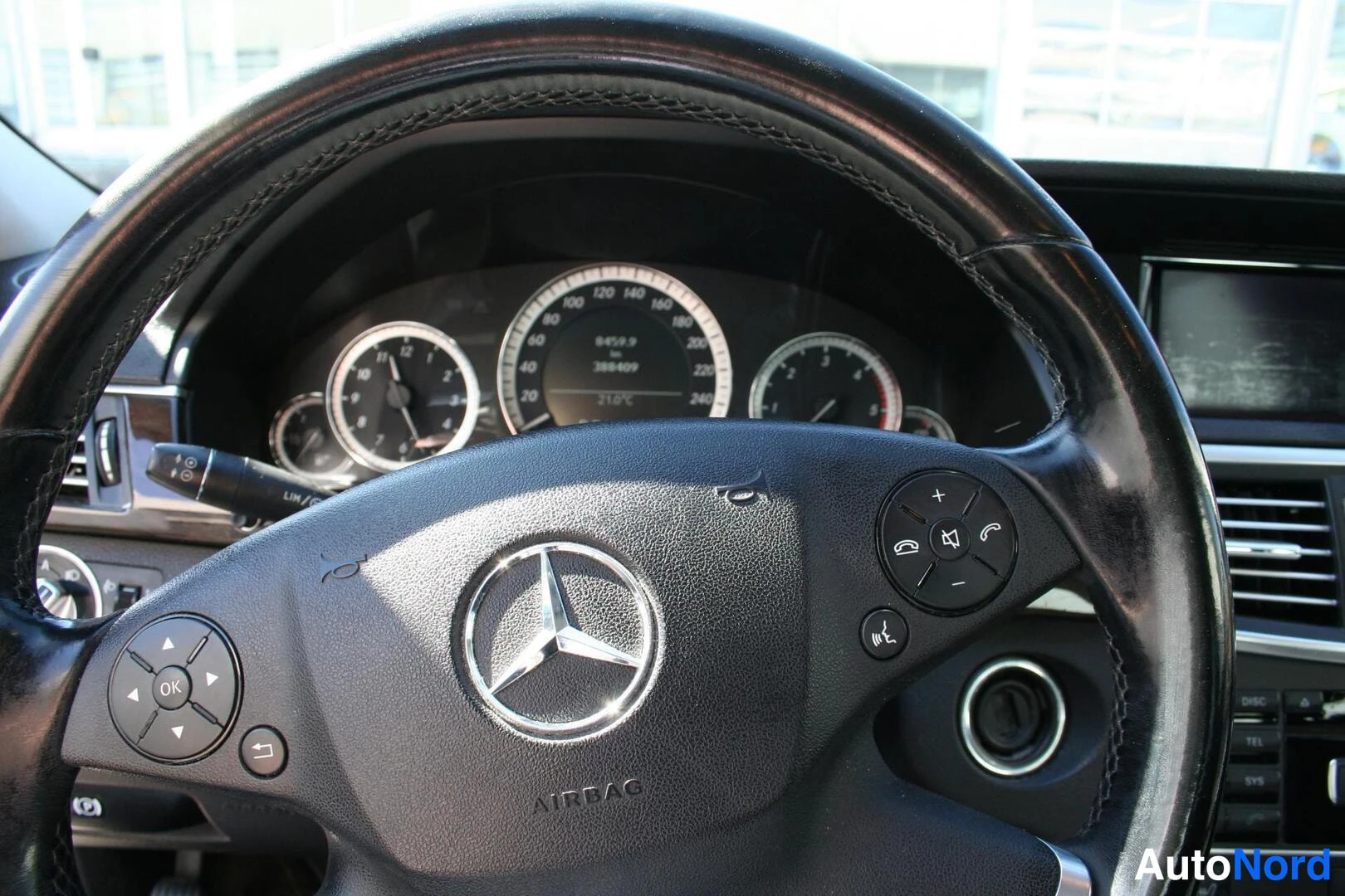 Beige Mercedes-Benz E 200 CDI 2010, yksityiskohta, kuva 19