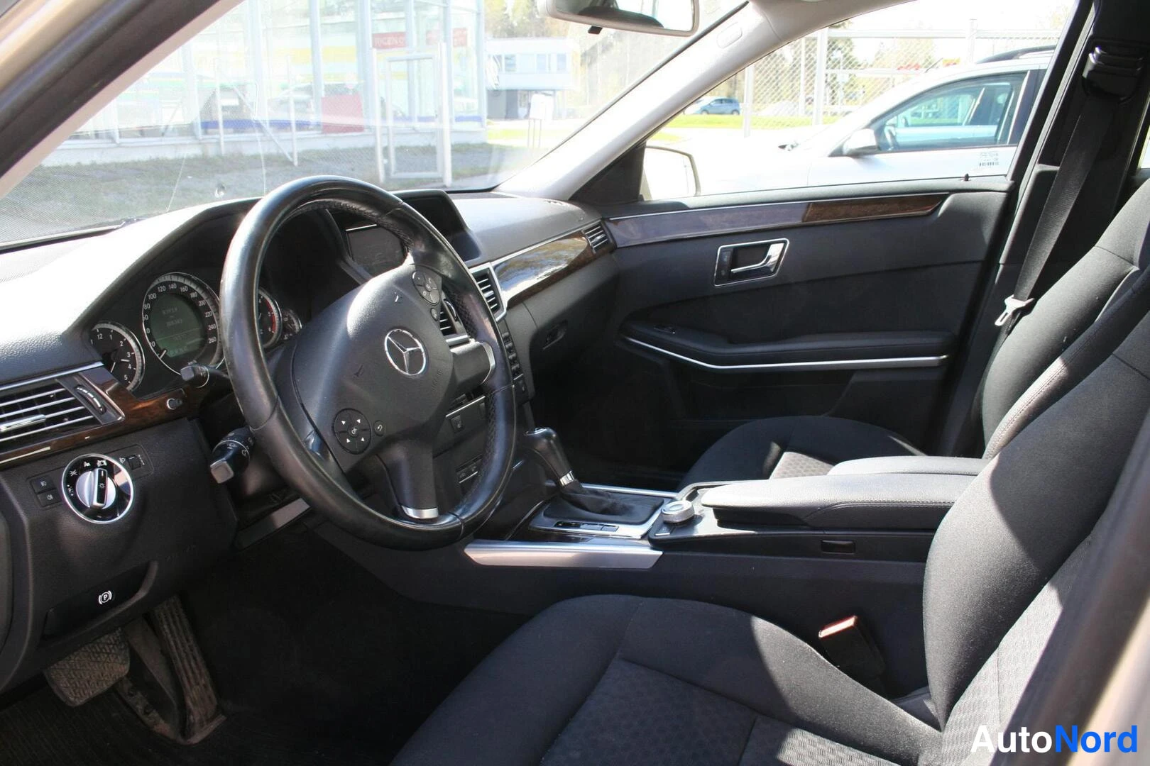 Beige Mercedes-Benz E 200 CDI 2010, ohjaamo, kuva 15