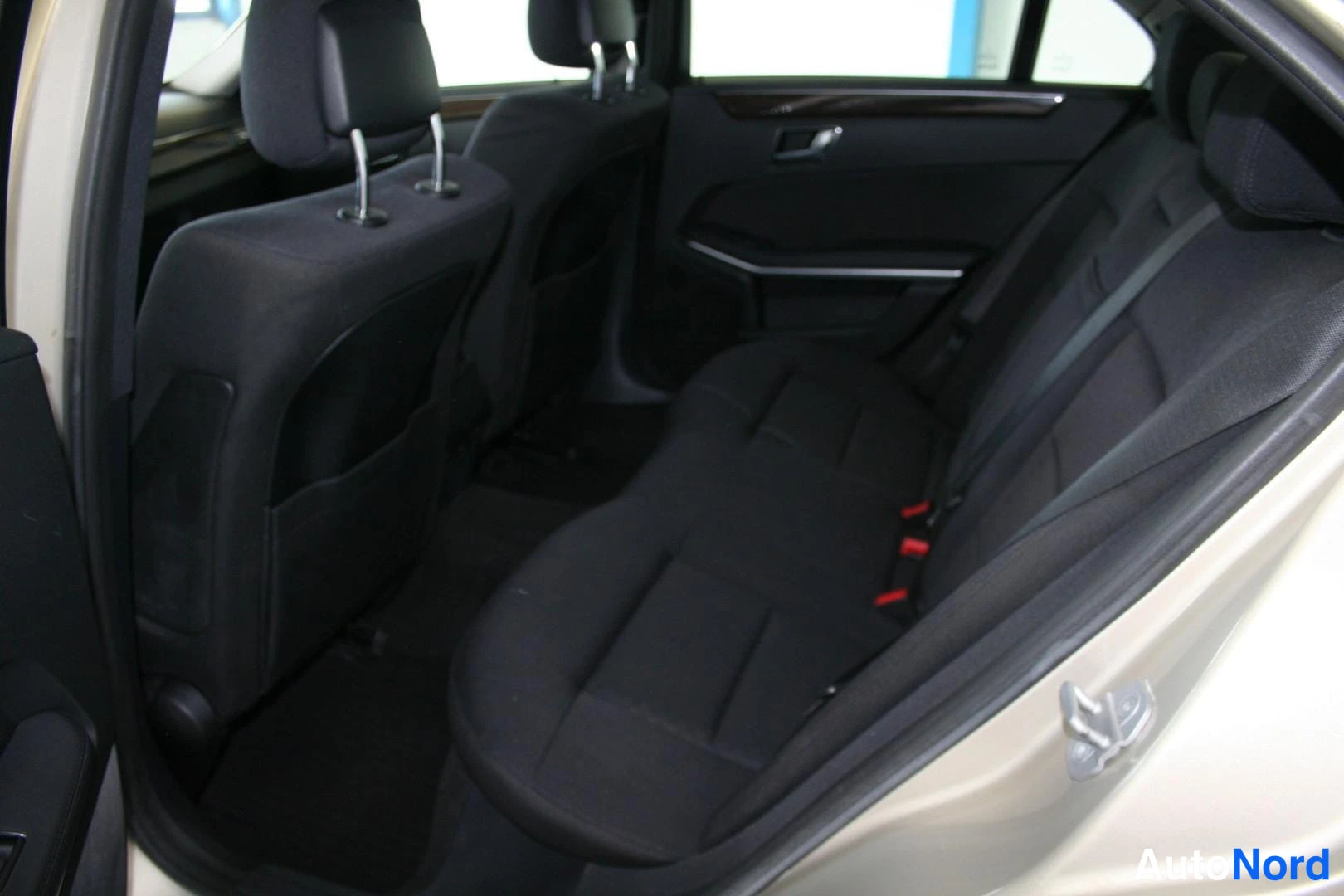 Beige Mercedes-Benz E 200 CDI 2010, takaistuimet, kuva 17