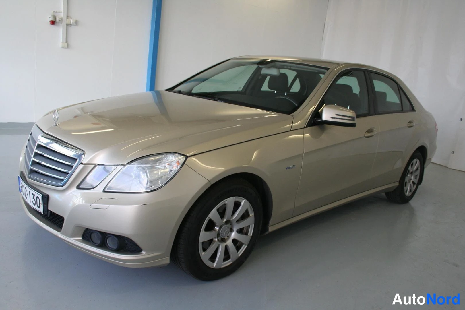 Beige Mercedes-Benz E 200 CDI 2010, etuviisto, keula vasemmalle, kuva 2