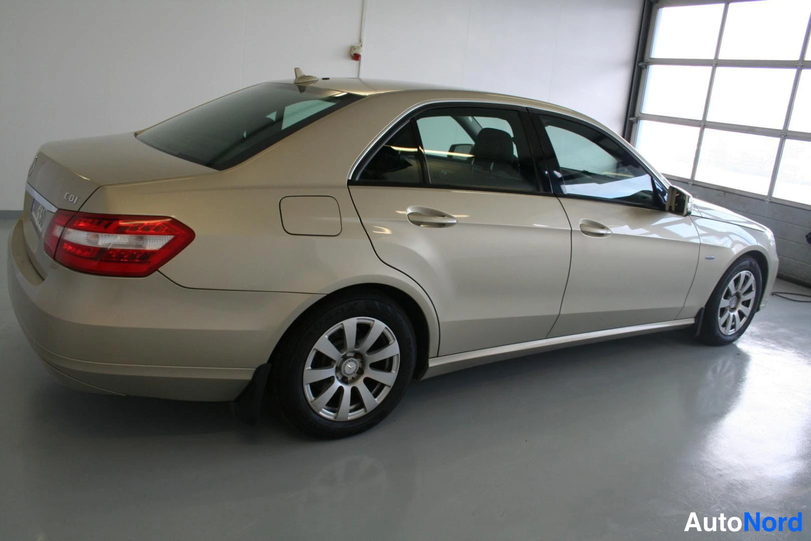 Beige Mercedes-Benz E 200 CDI 2010, takaviisto, kuva 5