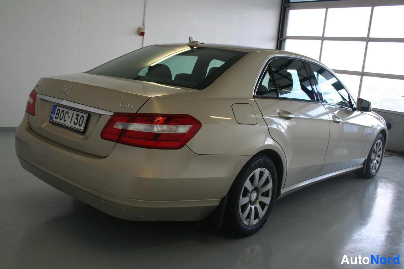 Beige Mercedes-Benz E 200 CDI 2010, takaviisto, kuva 6