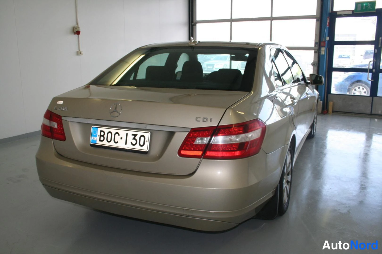 Beige Mercedes-Benz E 200 CDI 2010, takaviisto, kuva 7