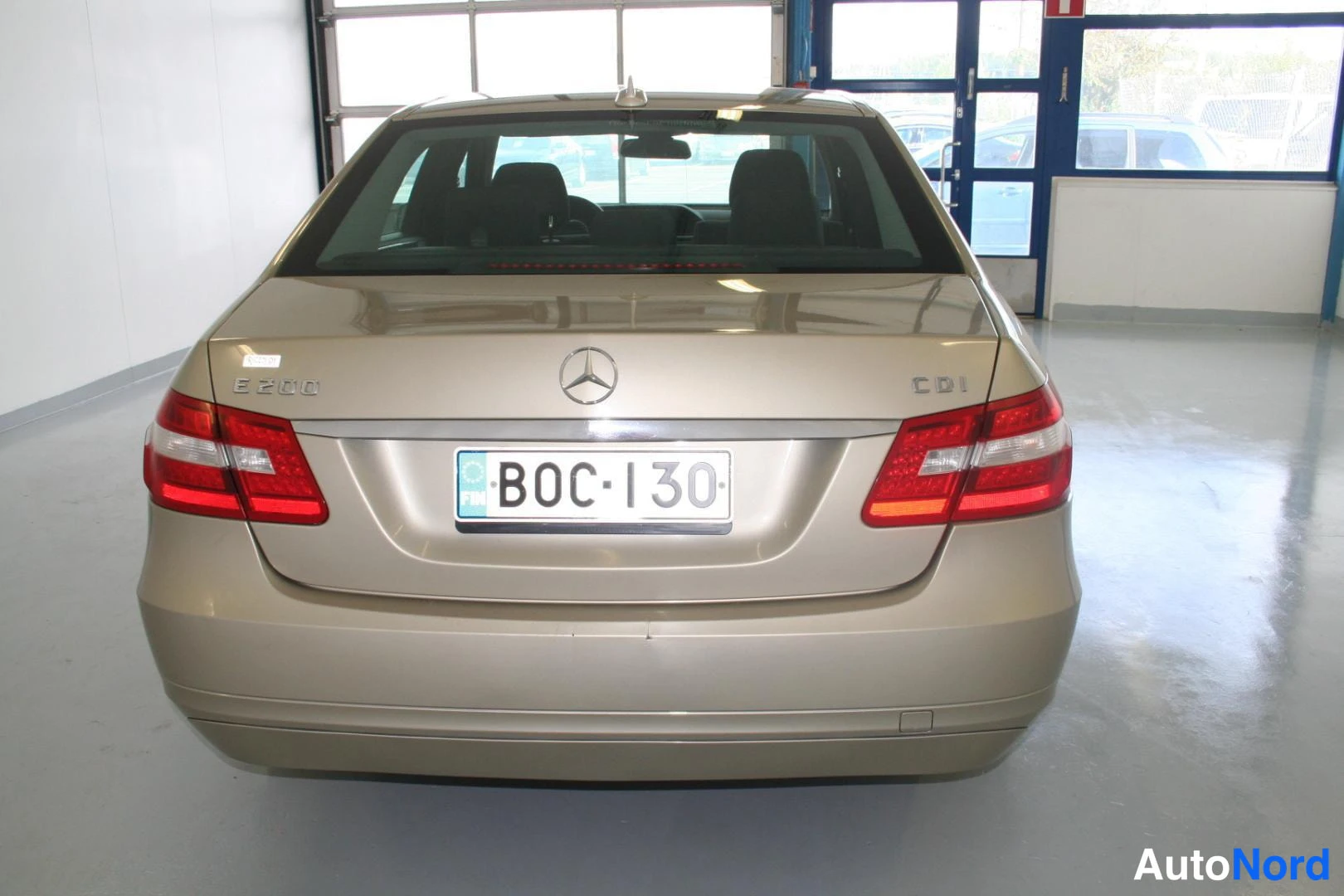 Beige Mercedes-Benz E 200 CDI 2010, takaa, kuva 10