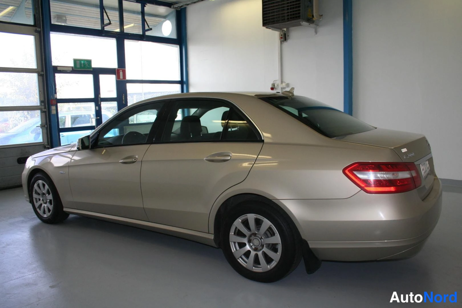 Beige Mercedes-Benz E 200 CDI 2010, takaviisto, kuva 9