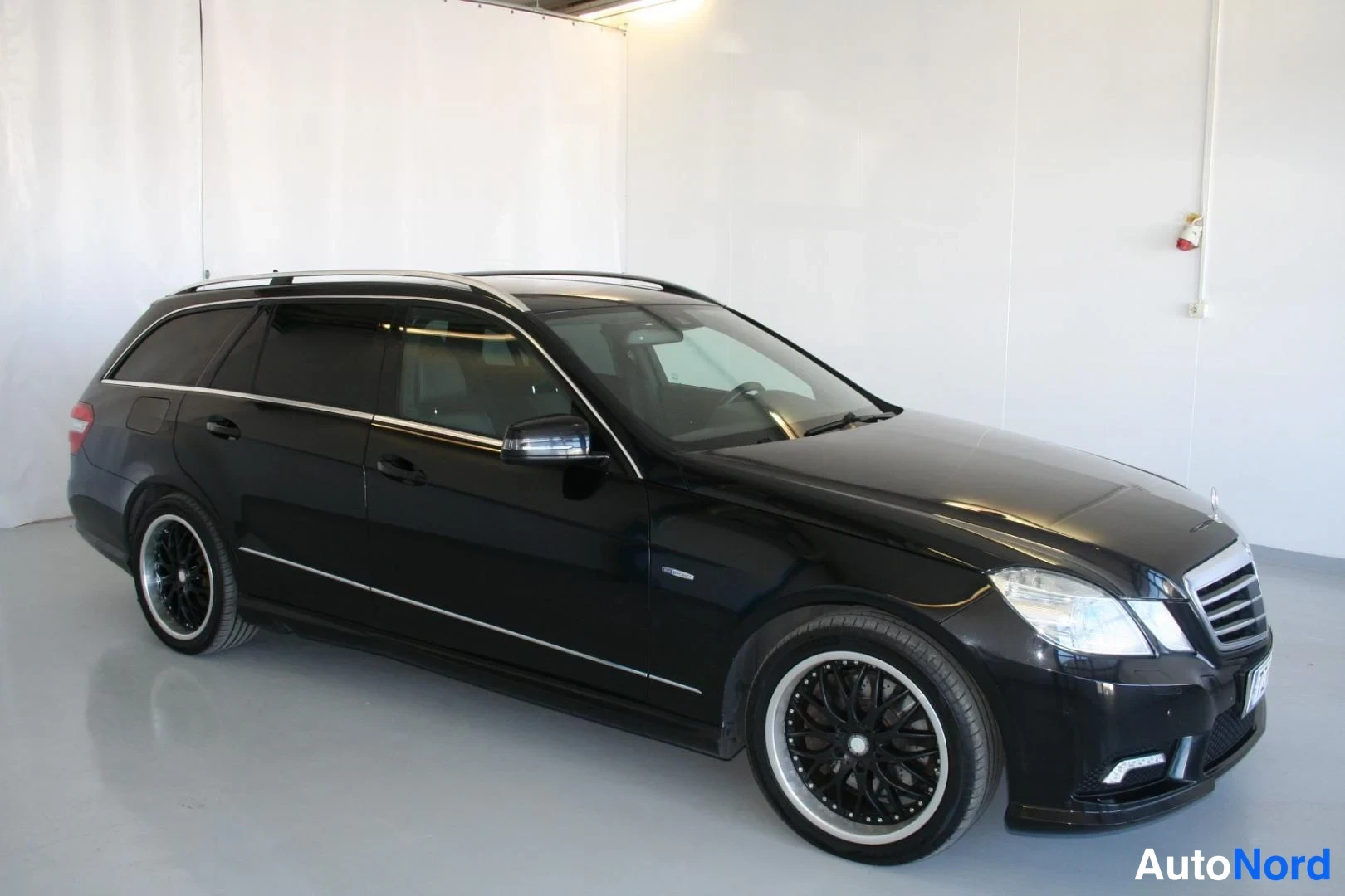 Musta Mercedes-Benz E 350 CDI 4MATIC 2011, etuviisto, keula oikealle, kuva 4