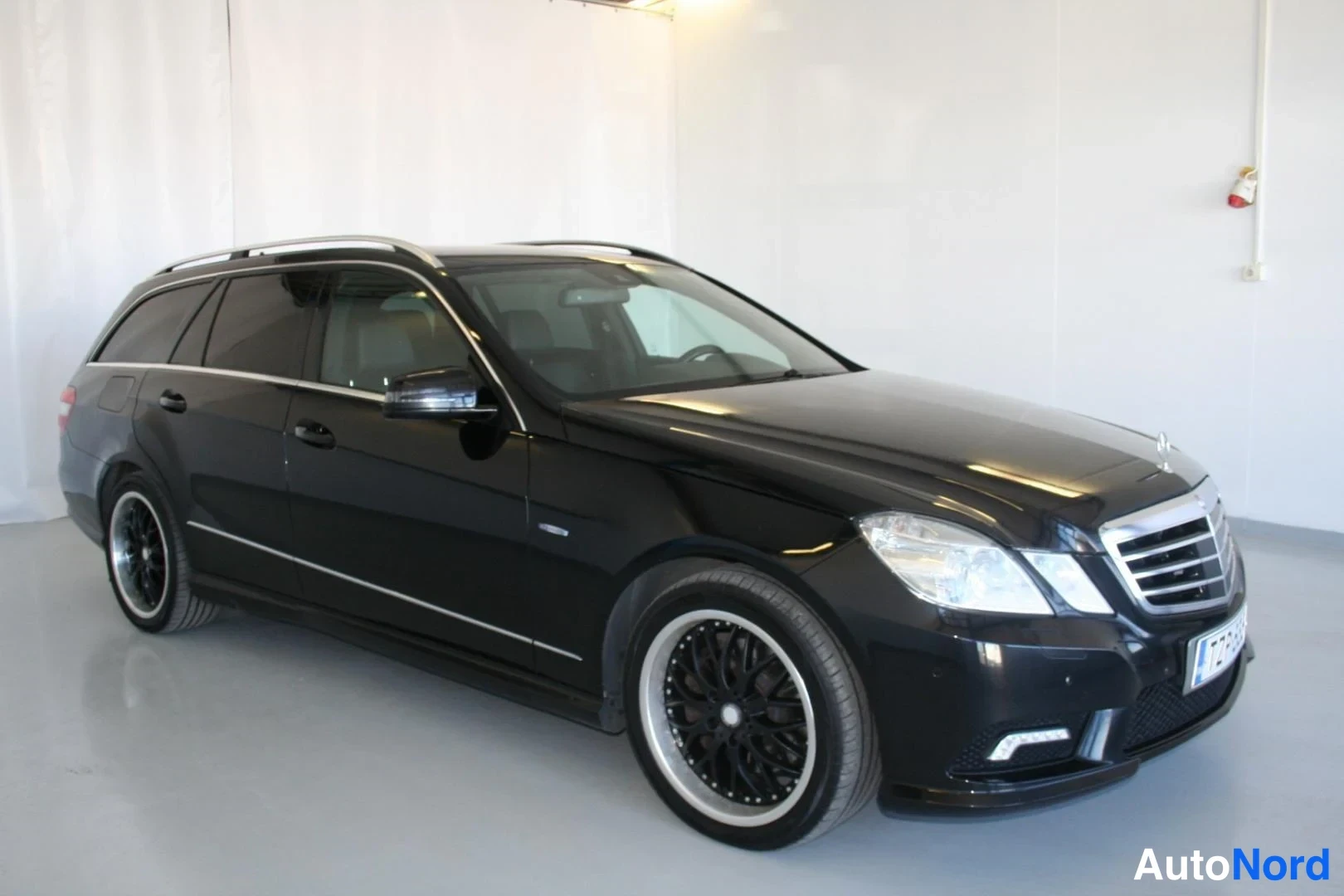 Musta Mercedes-Benz E 350 CDI 4MATIC 2011, etuviisto, keula oikealle, kuva 5