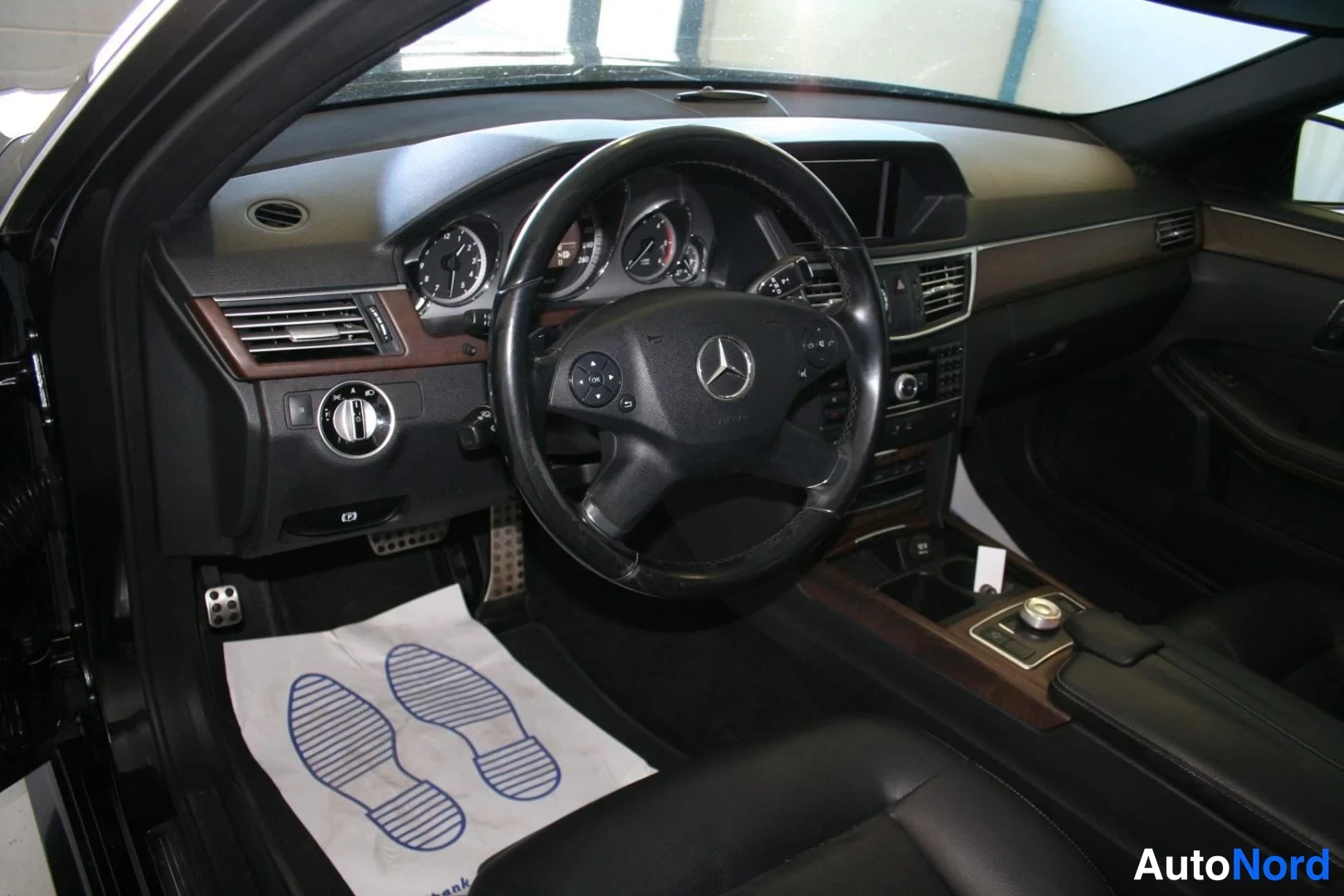 Musta Mercedes-Benz E 350 CDI 4MATIC 2011, ohjaamo, kuva 10